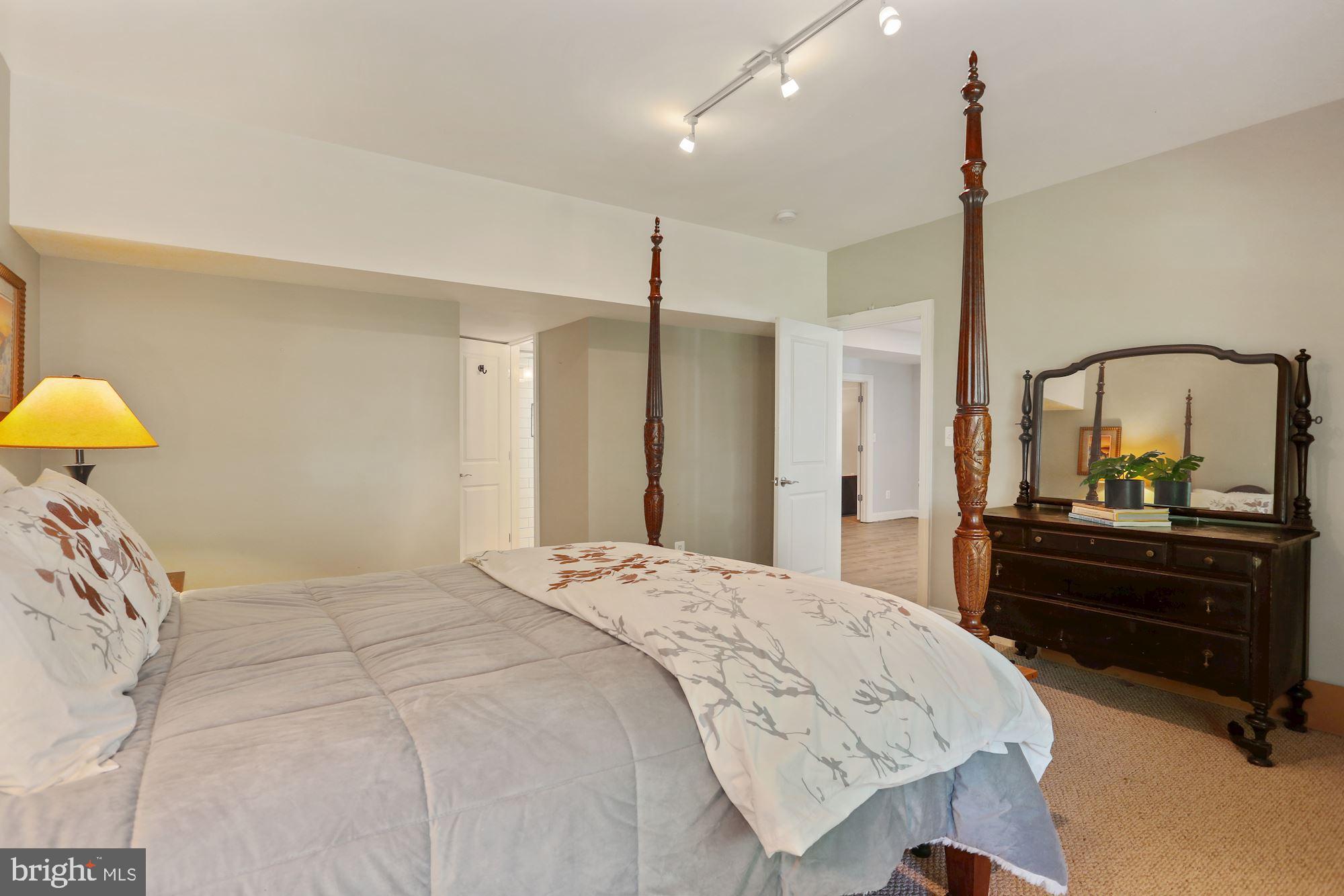 COUNTRY CLUB MANOR - Residential