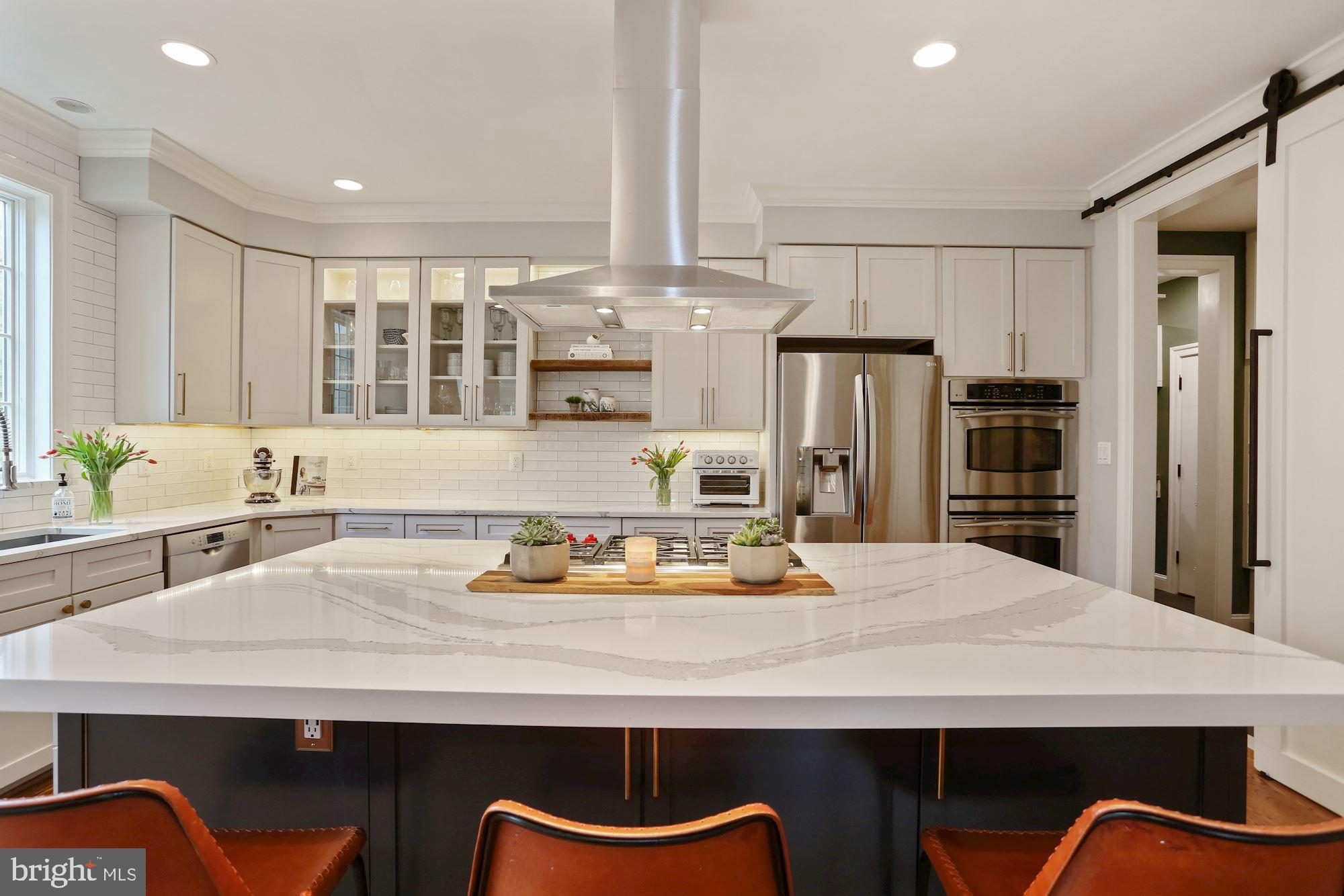 COUNTRY CLUB MANOR - Residential