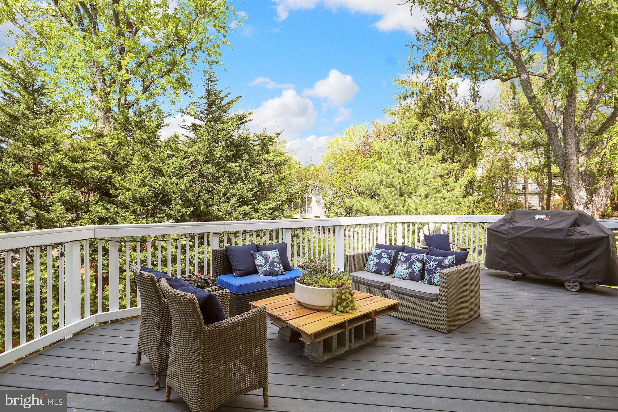 COUNTRY CLUB MANOR - Residential