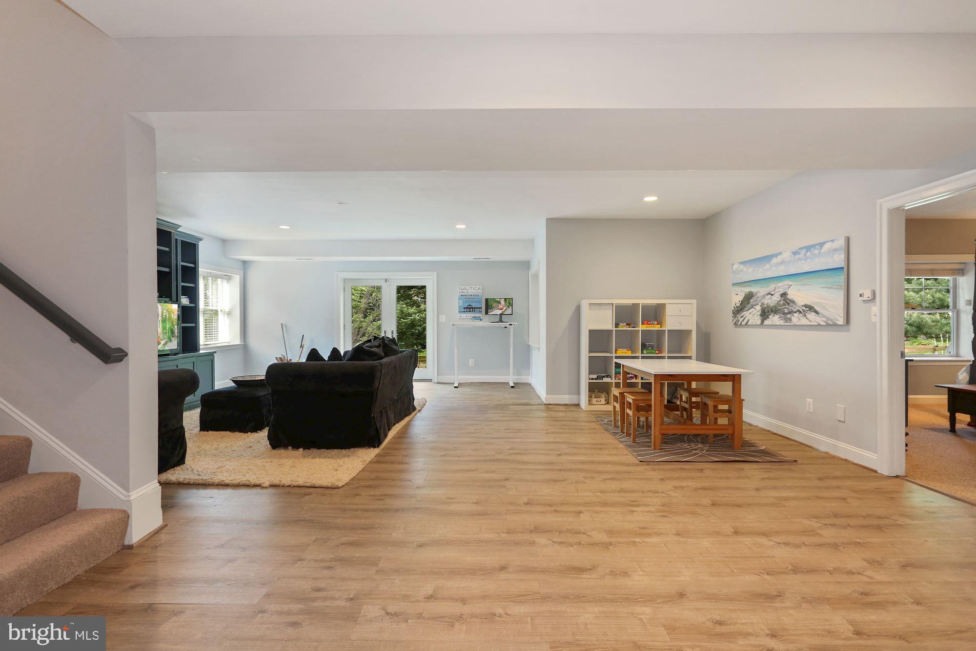 COUNTRY CLUB MANOR - Residential