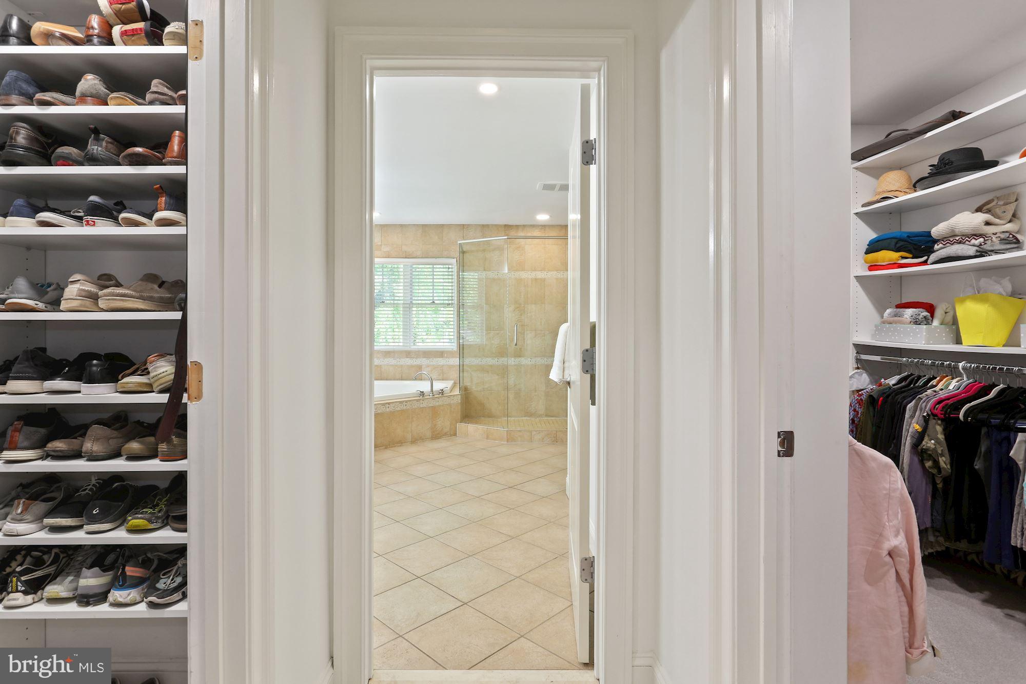 COUNTRY CLUB MANOR - Residential