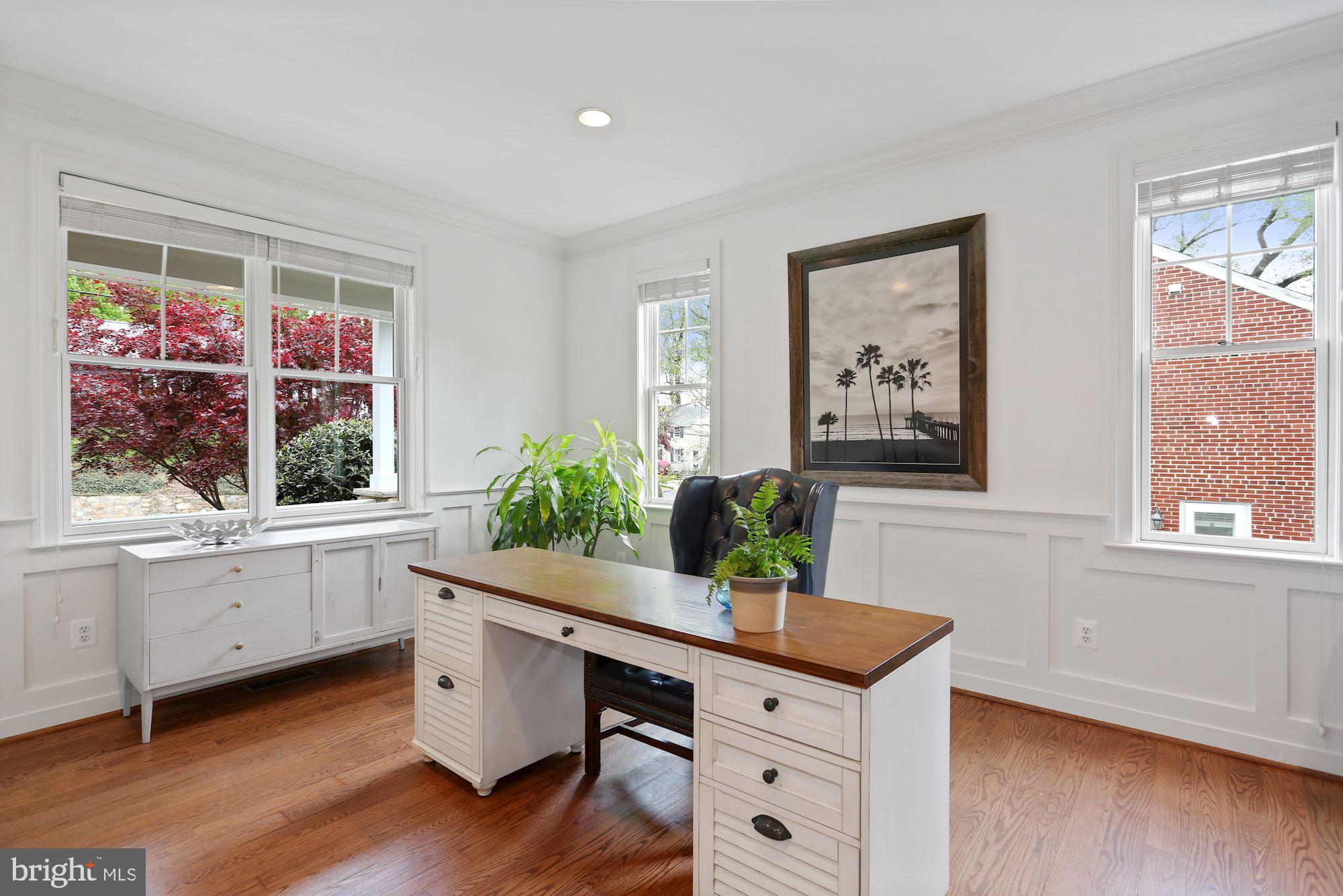 COUNTRY CLUB MANOR - Residential