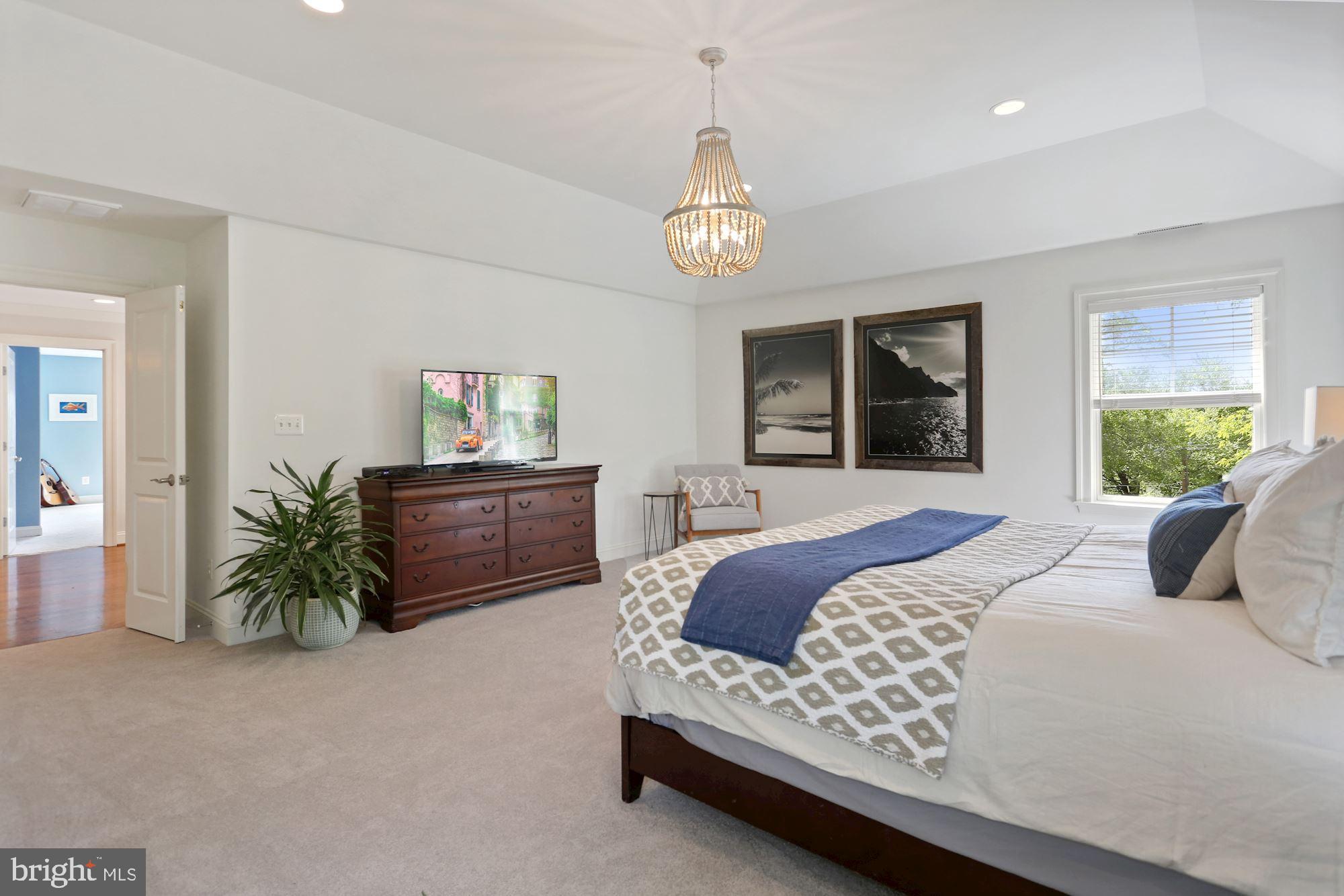 COUNTRY CLUB MANOR - Residential