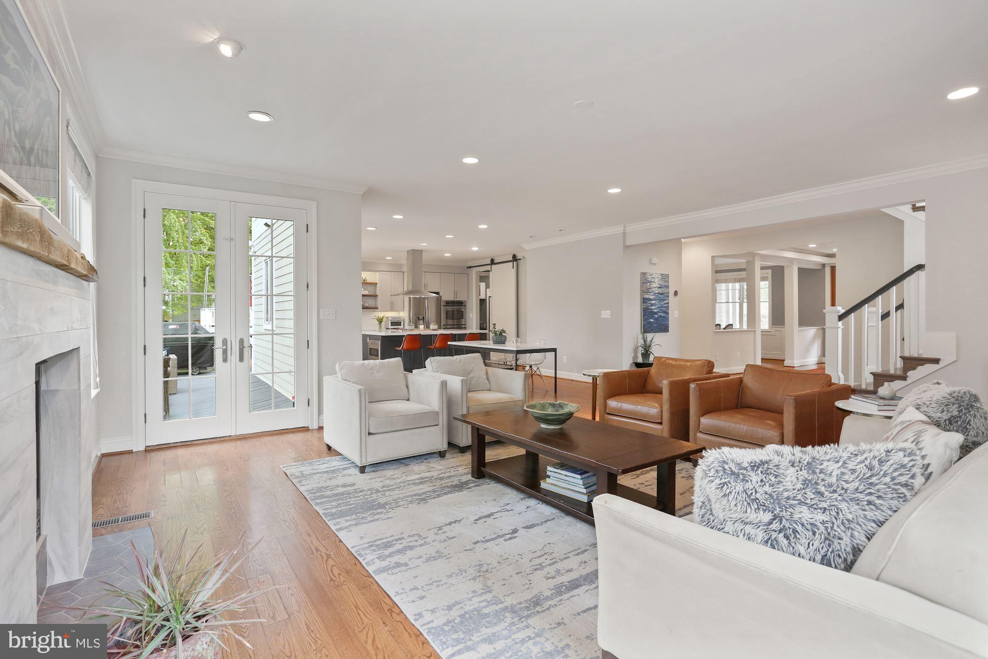 COUNTRY CLUB MANOR - Residential