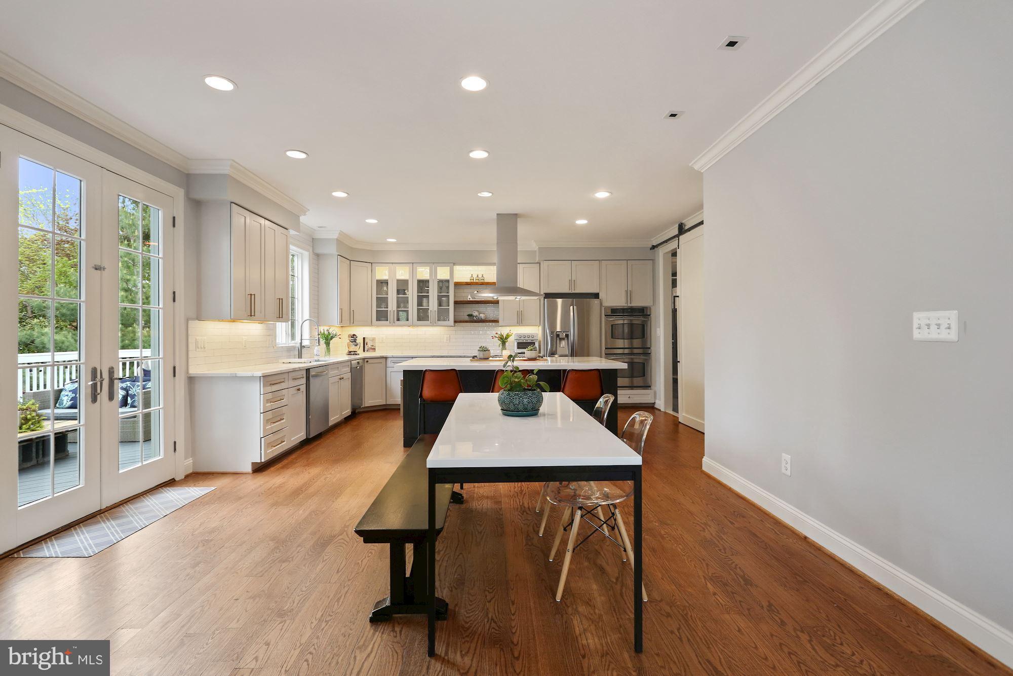 COUNTRY CLUB MANOR - Residential