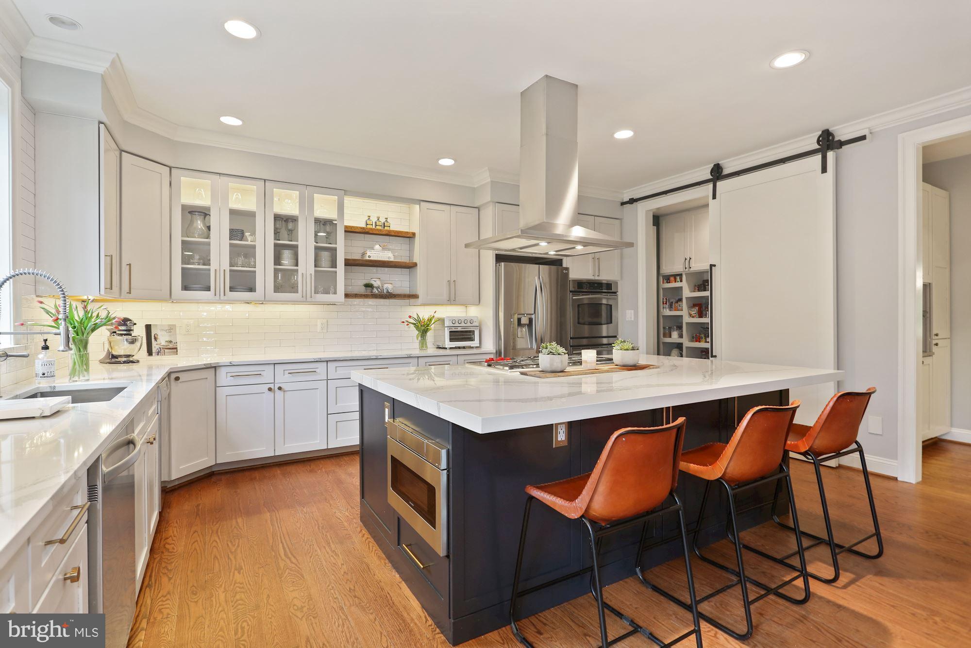 COUNTRY CLUB MANOR - Residential