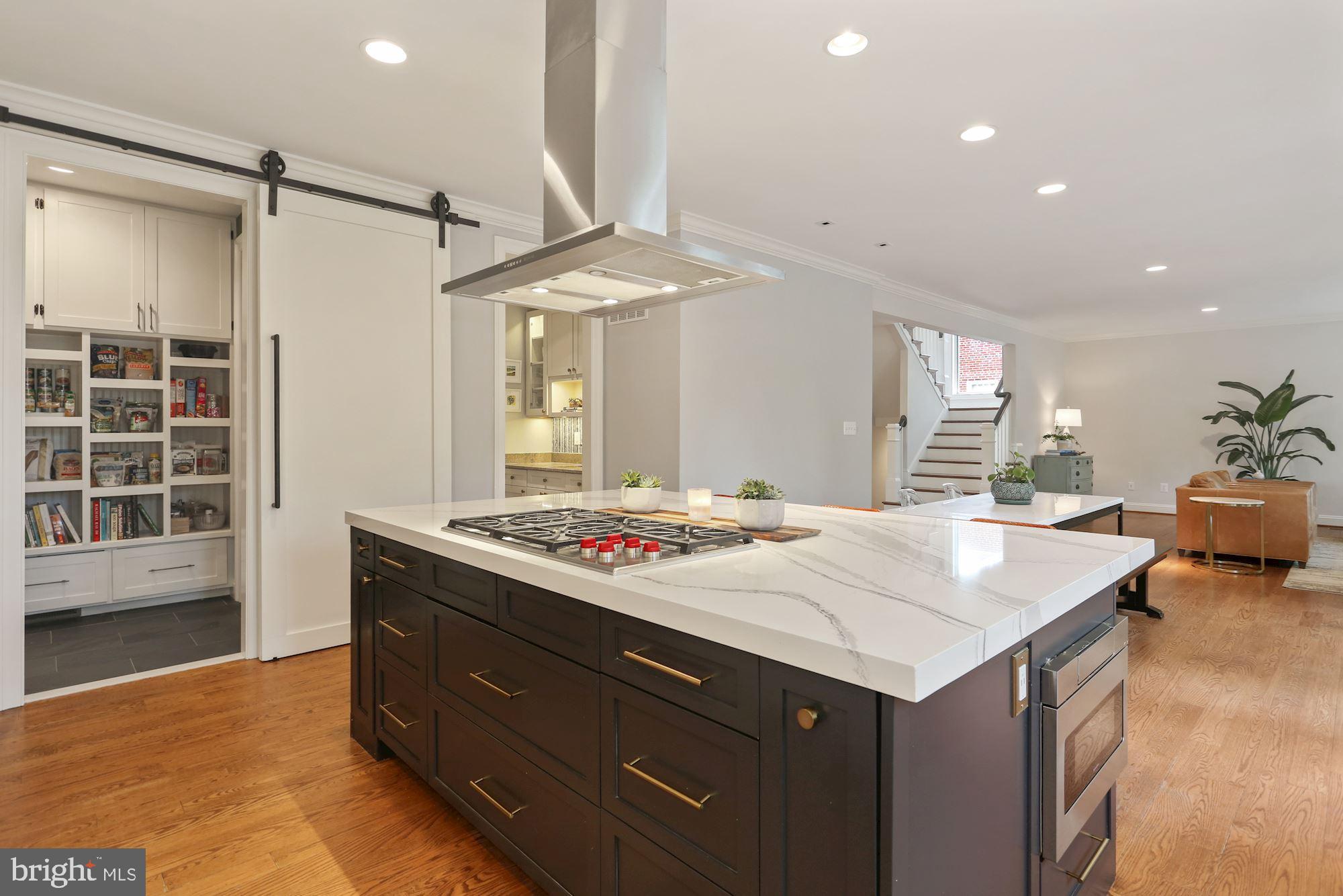 COUNTRY CLUB MANOR - Residential