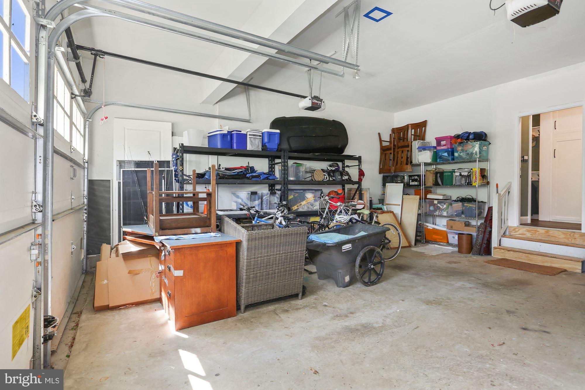 COUNTRY CLUB MANOR - Residential