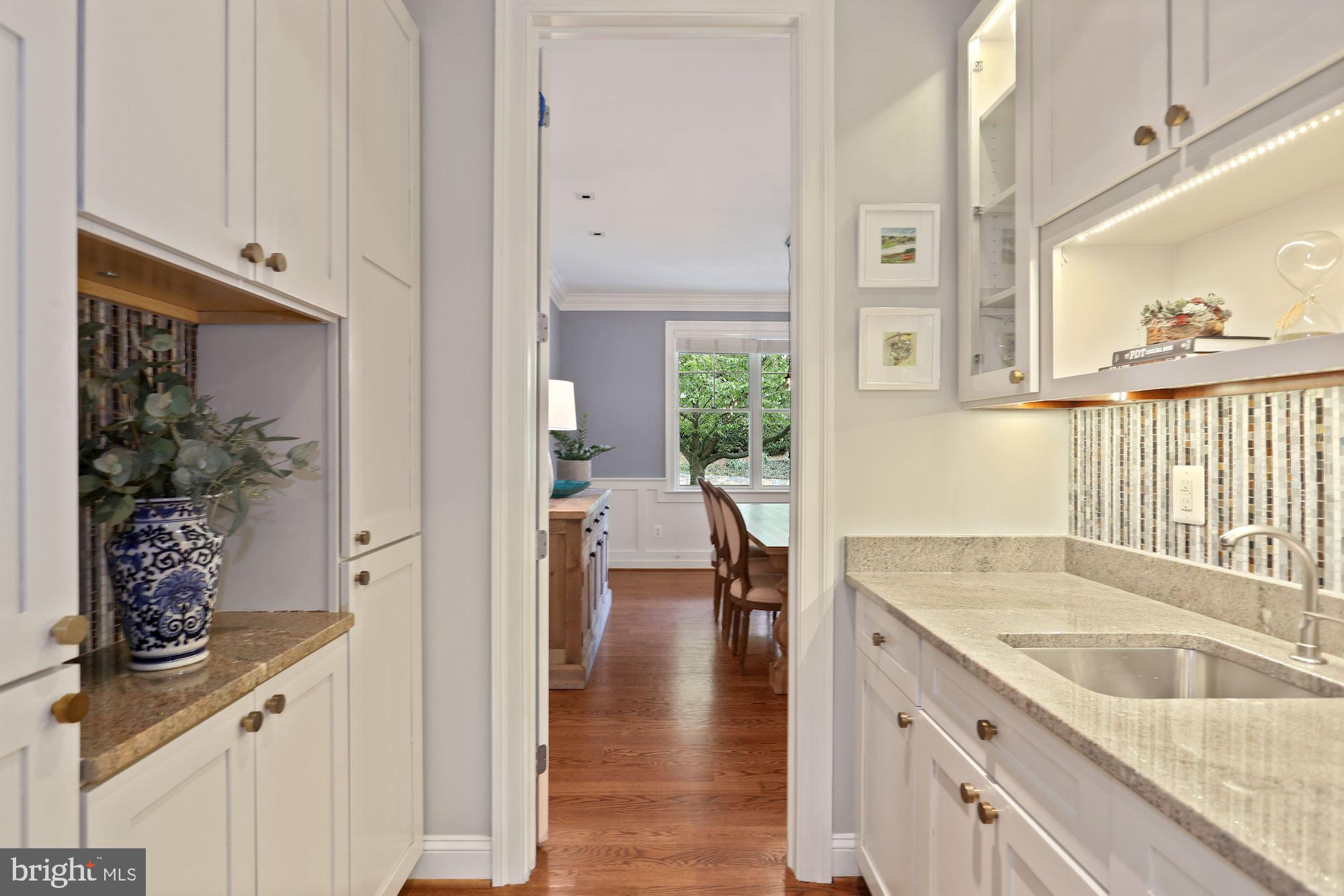 COUNTRY CLUB MANOR - Residential