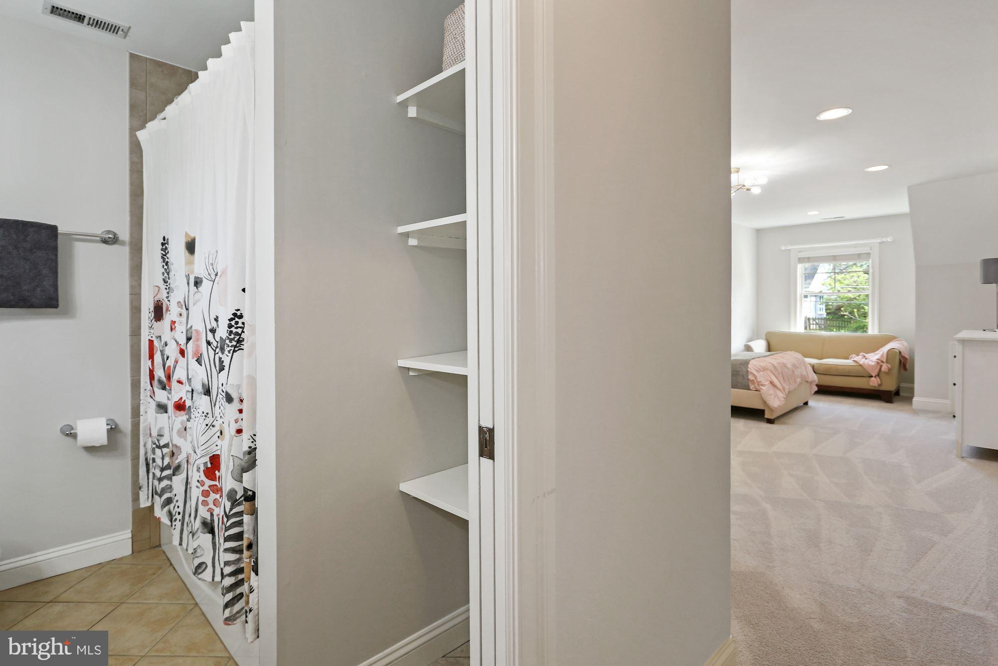 COUNTRY CLUB MANOR - Residential