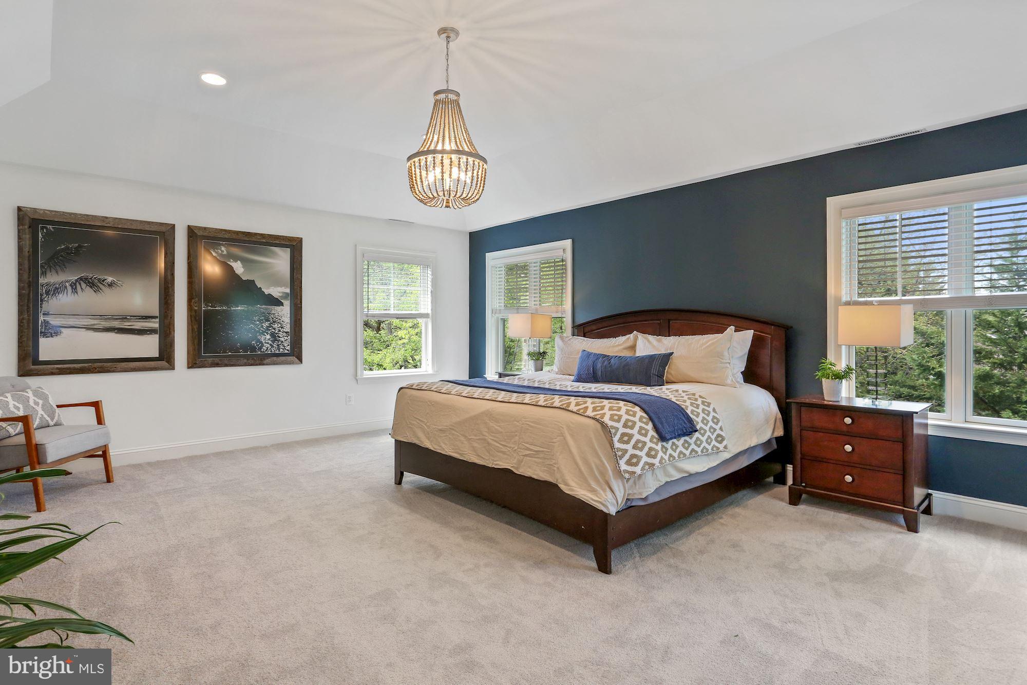 COUNTRY CLUB MANOR - Residential