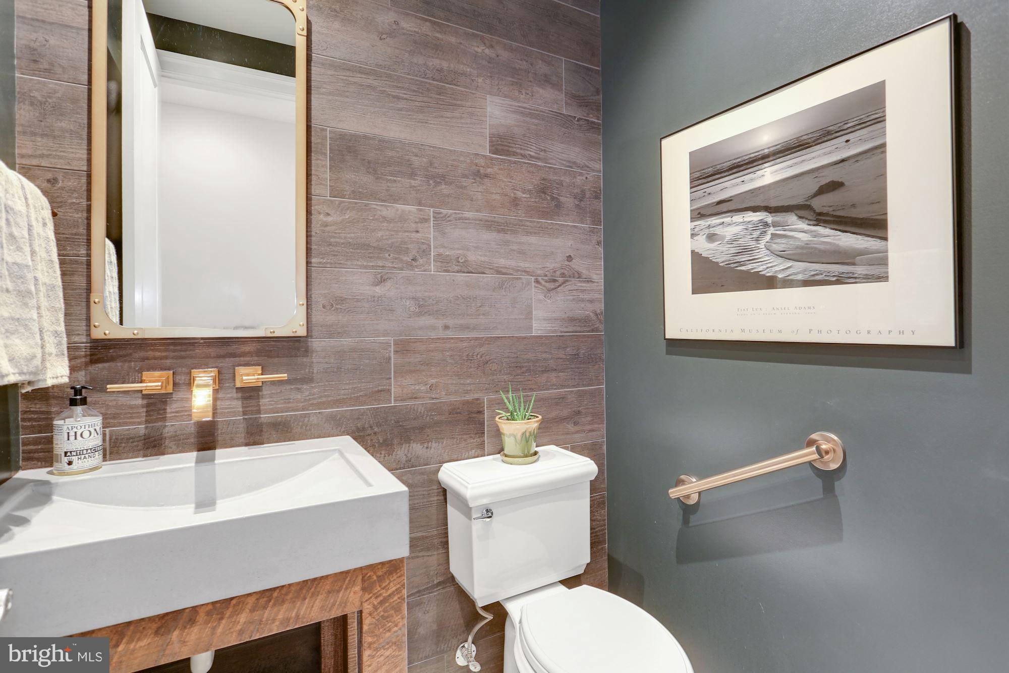 COUNTRY CLUB MANOR - Residential