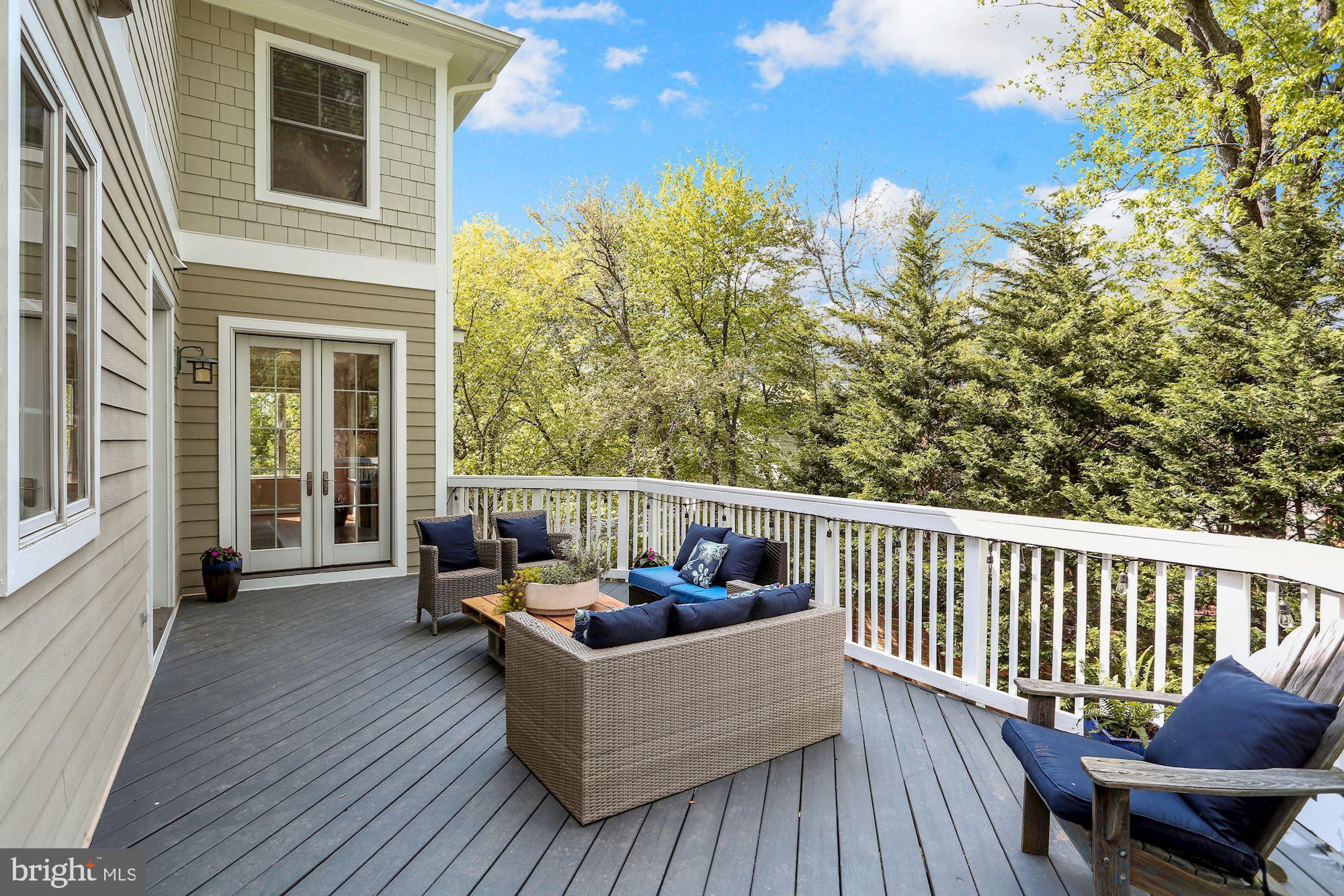 COUNTRY CLUB MANOR - Residential