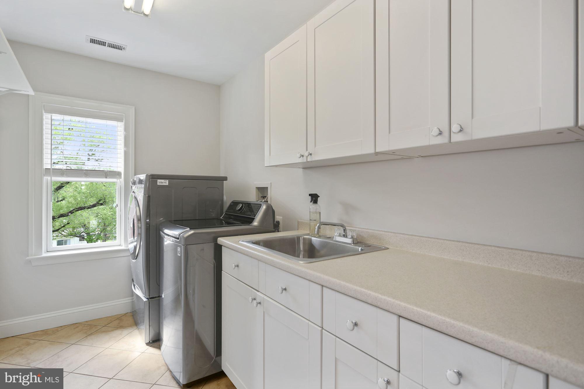 COUNTRY CLUB MANOR - Residential