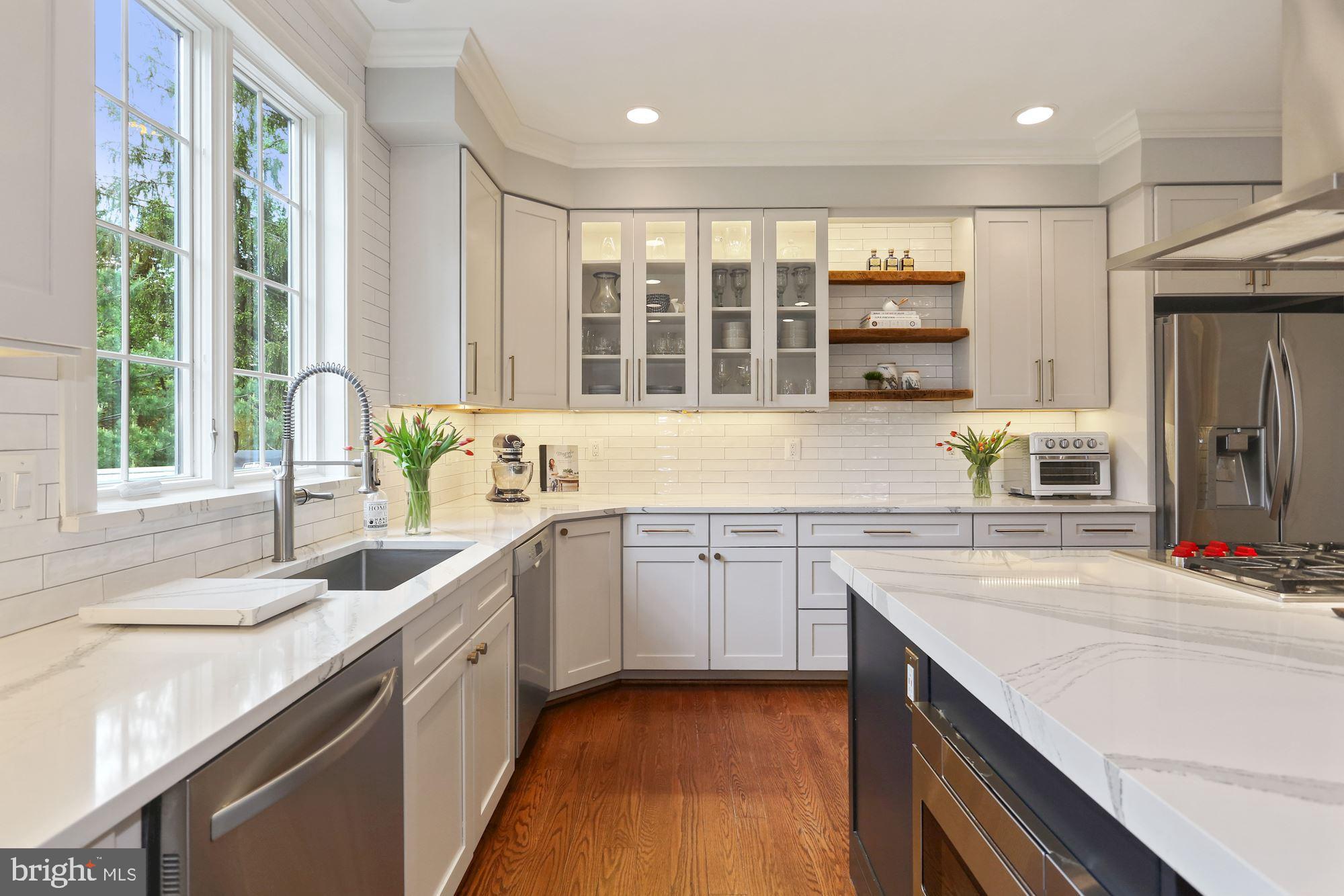 COUNTRY CLUB MANOR - Residential