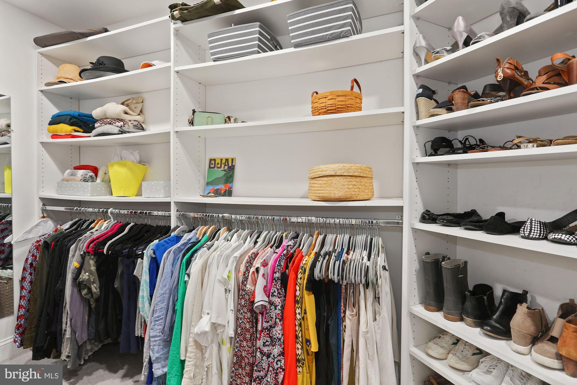 COUNTRY CLUB MANOR - Residential