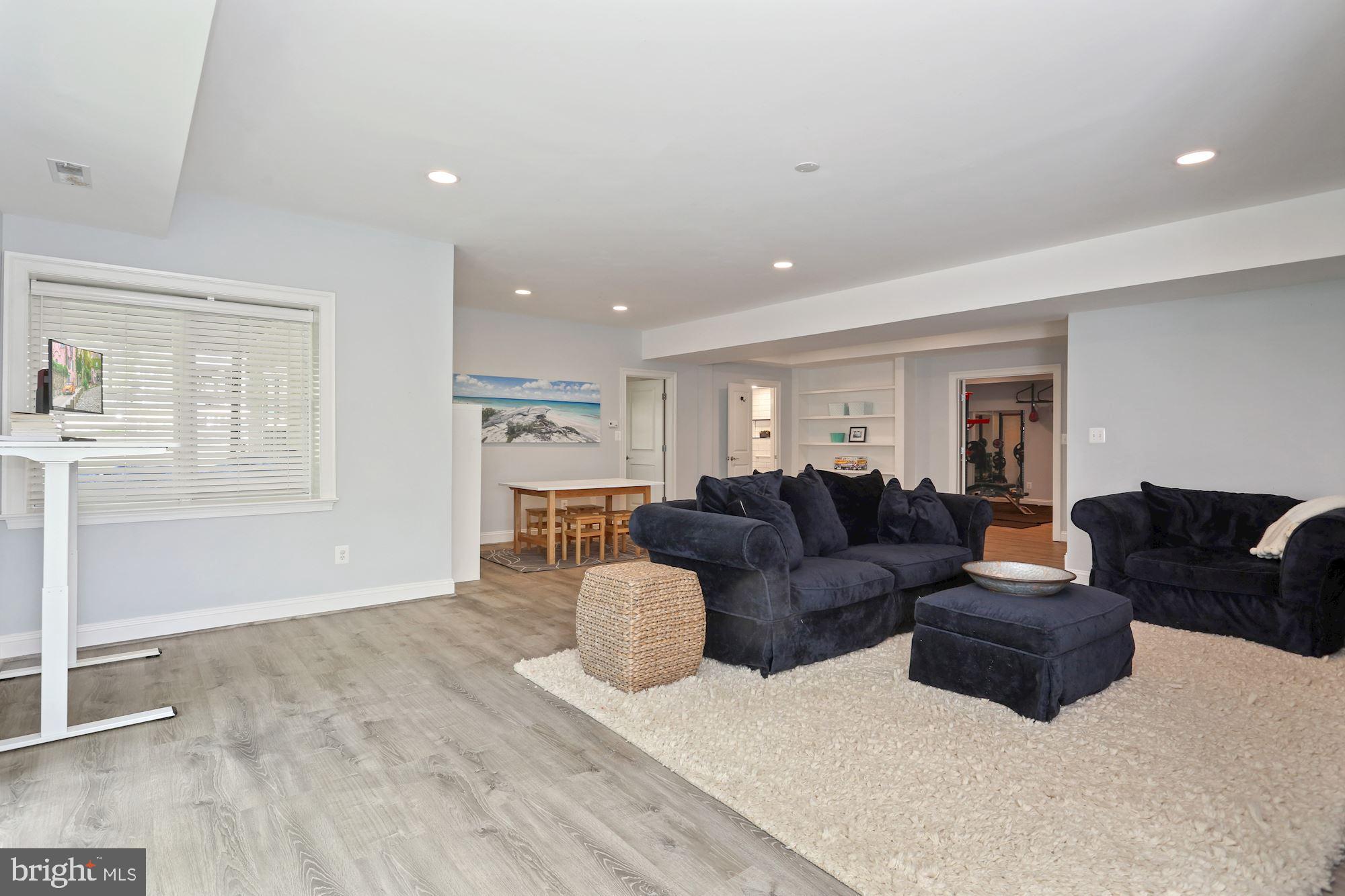 COUNTRY CLUB MANOR - Residential