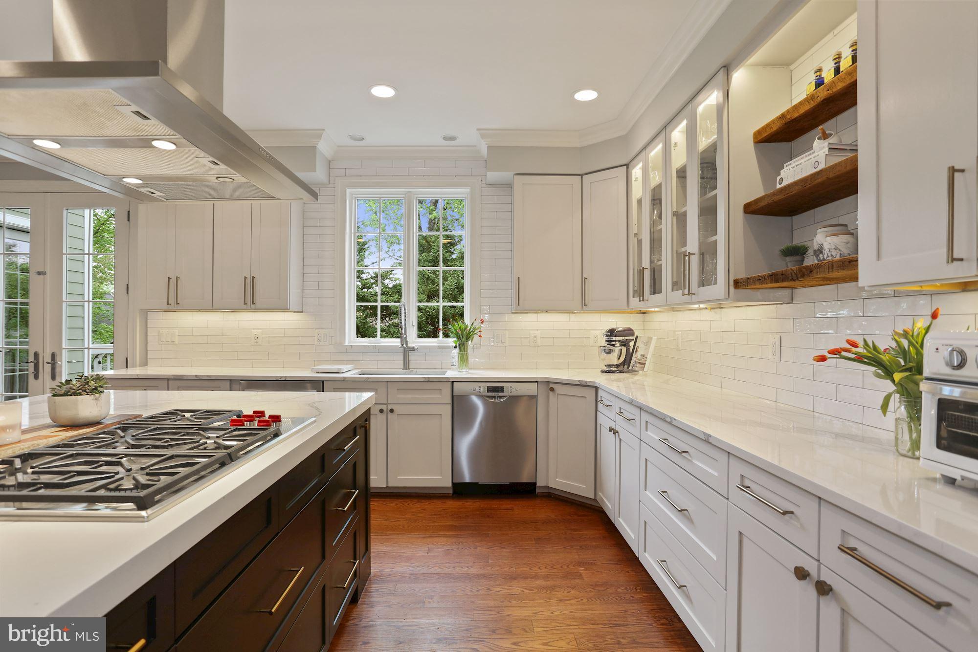 COUNTRY CLUB MANOR - Residential