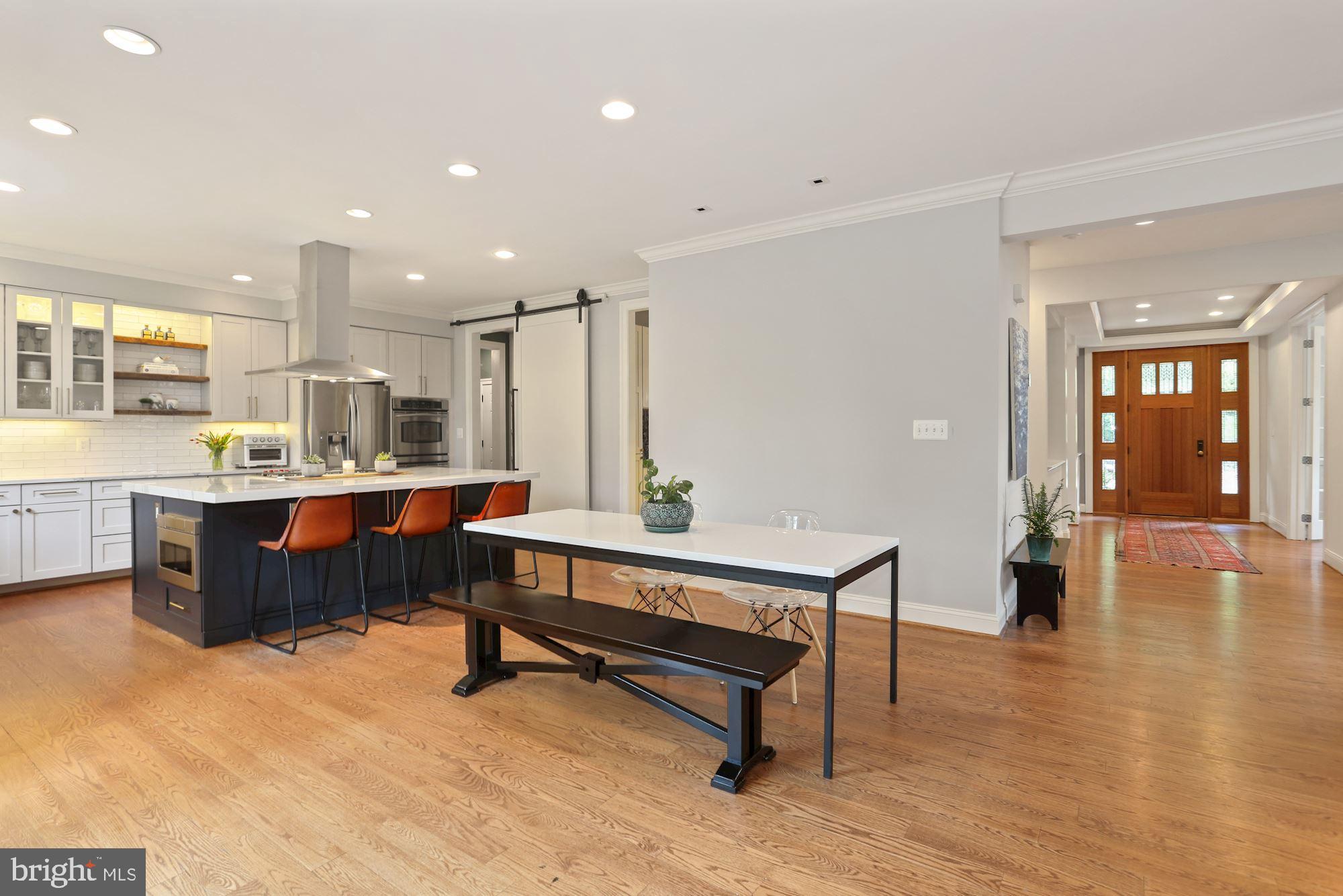 COUNTRY CLUB MANOR - Residential