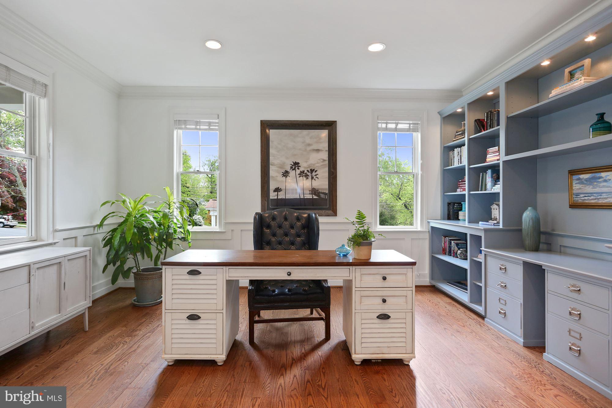 COUNTRY CLUB MANOR - Residential