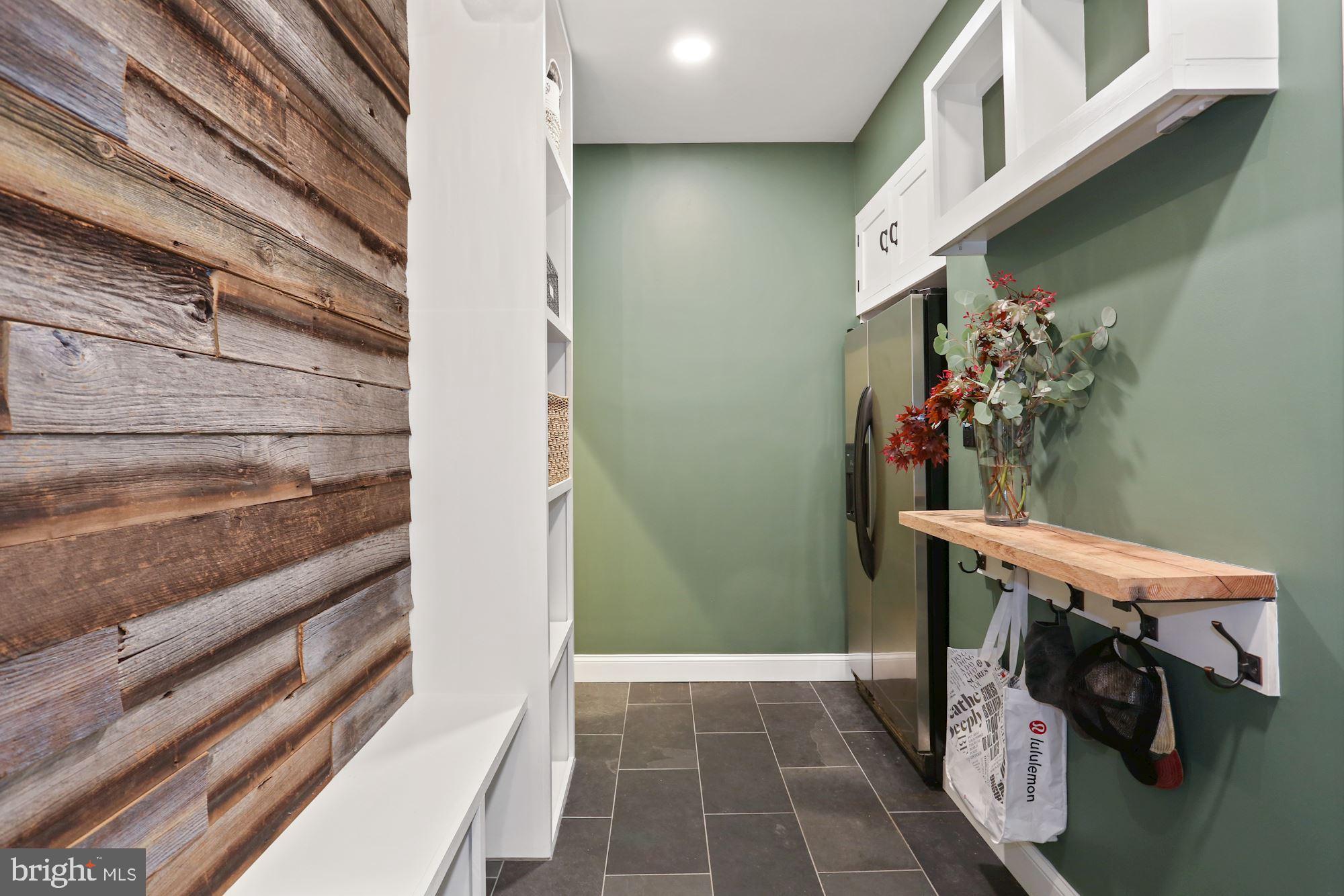 COUNTRY CLUB MANOR - Residential