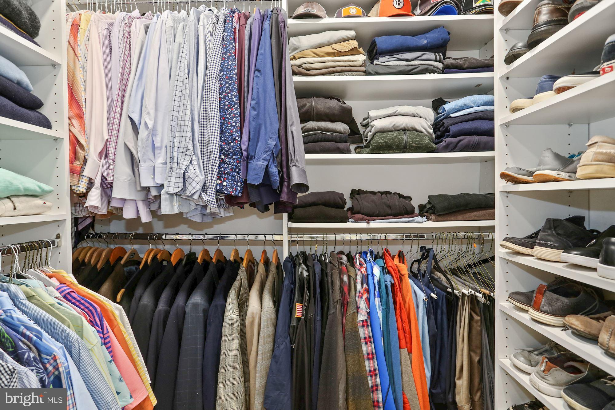 COUNTRY CLUB MANOR - Residential