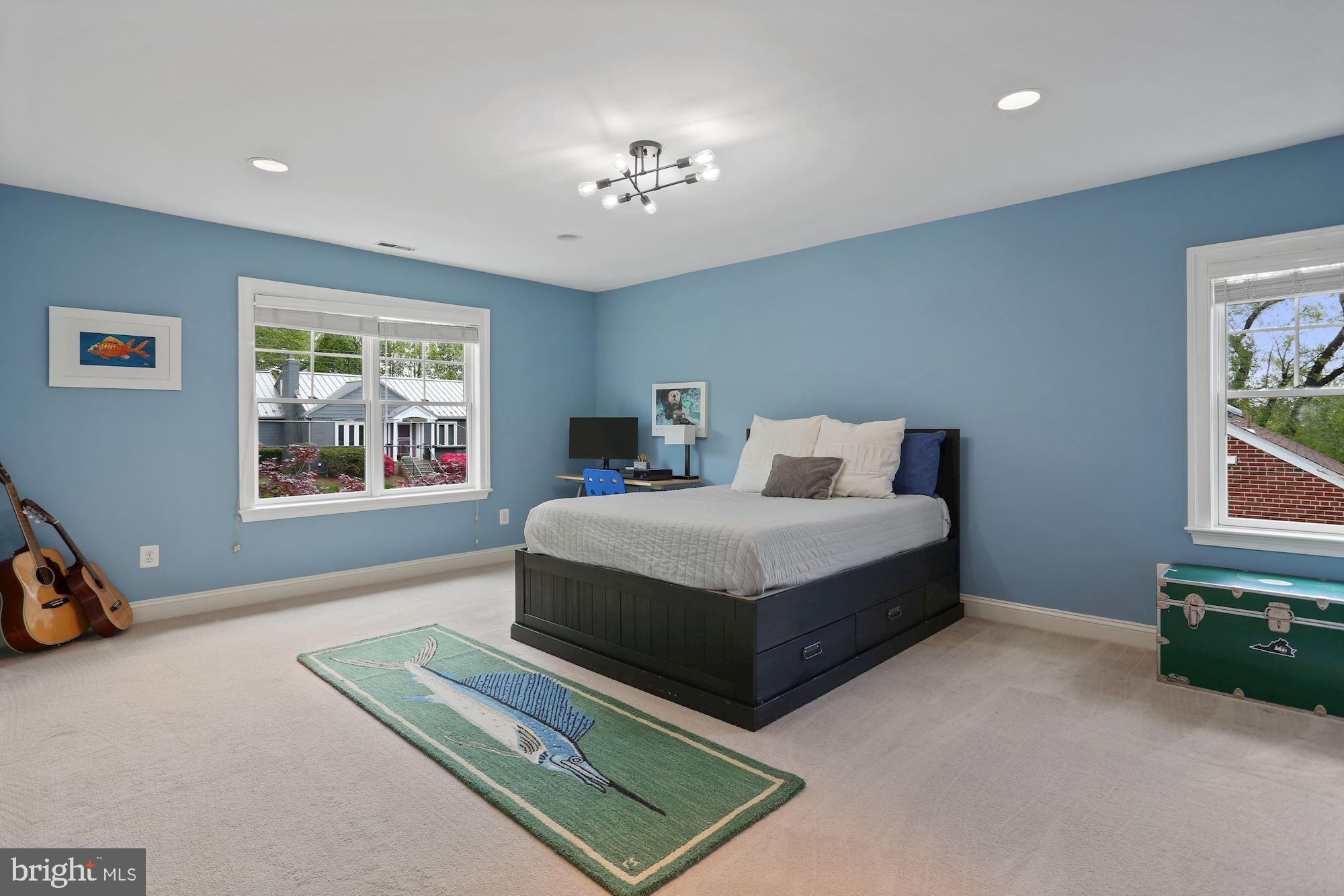 COUNTRY CLUB MANOR - Residential