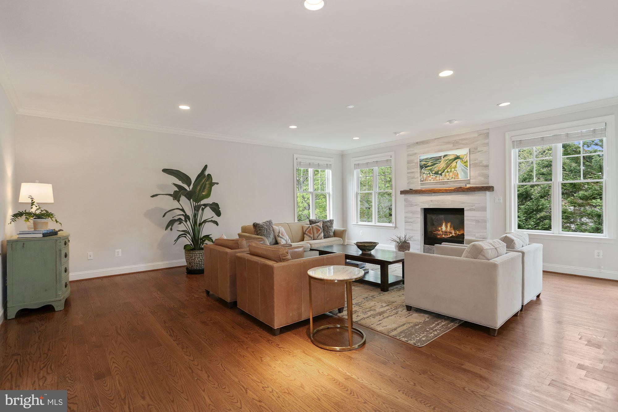 COUNTRY CLUB MANOR - Residential