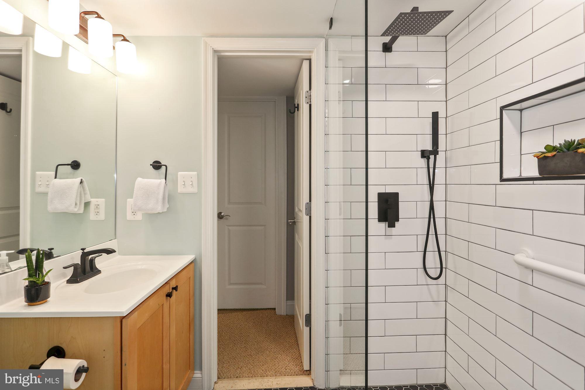 COUNTRY CLUB MANOR - Residential