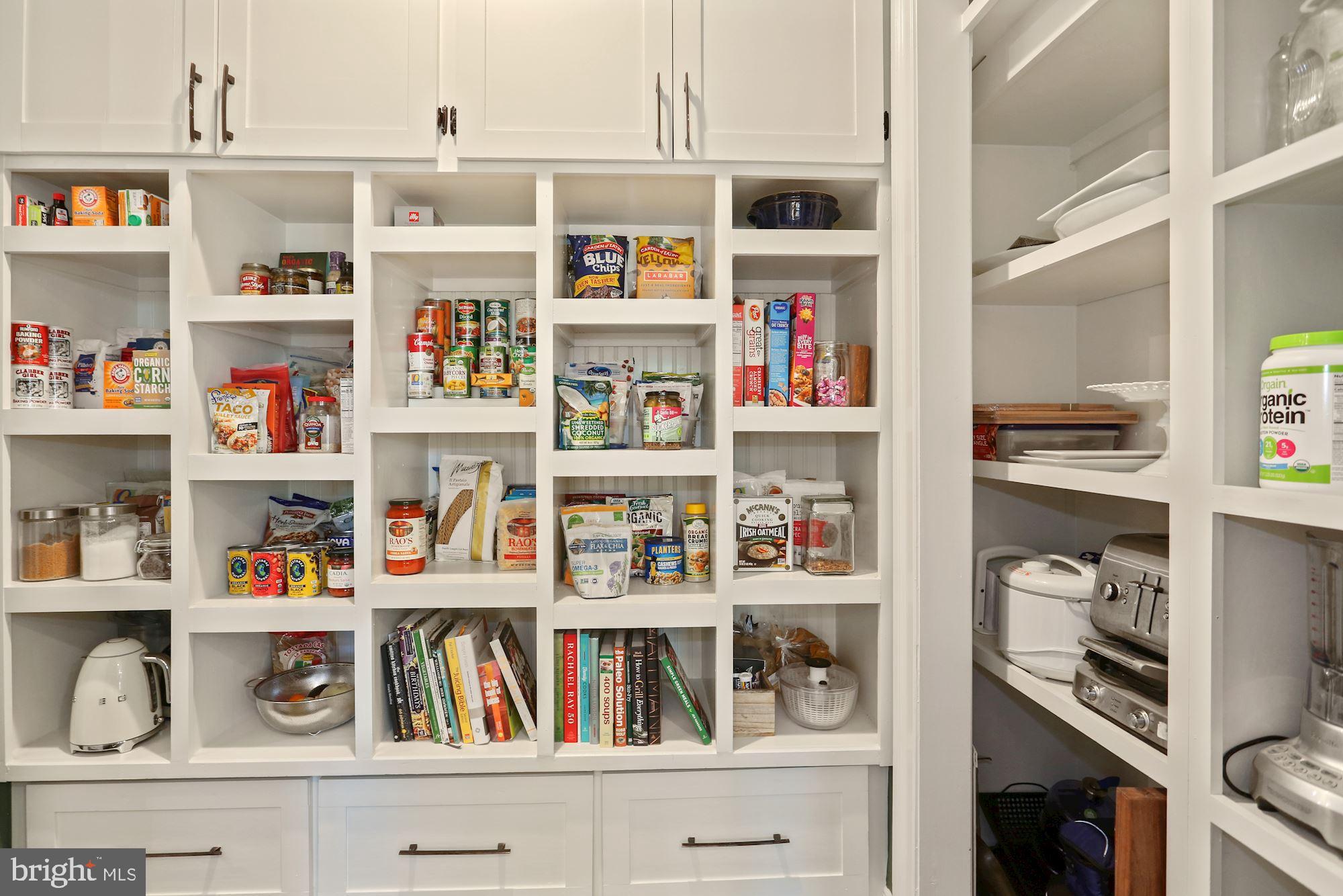 COUNTRY CLUB MANOR - Residential