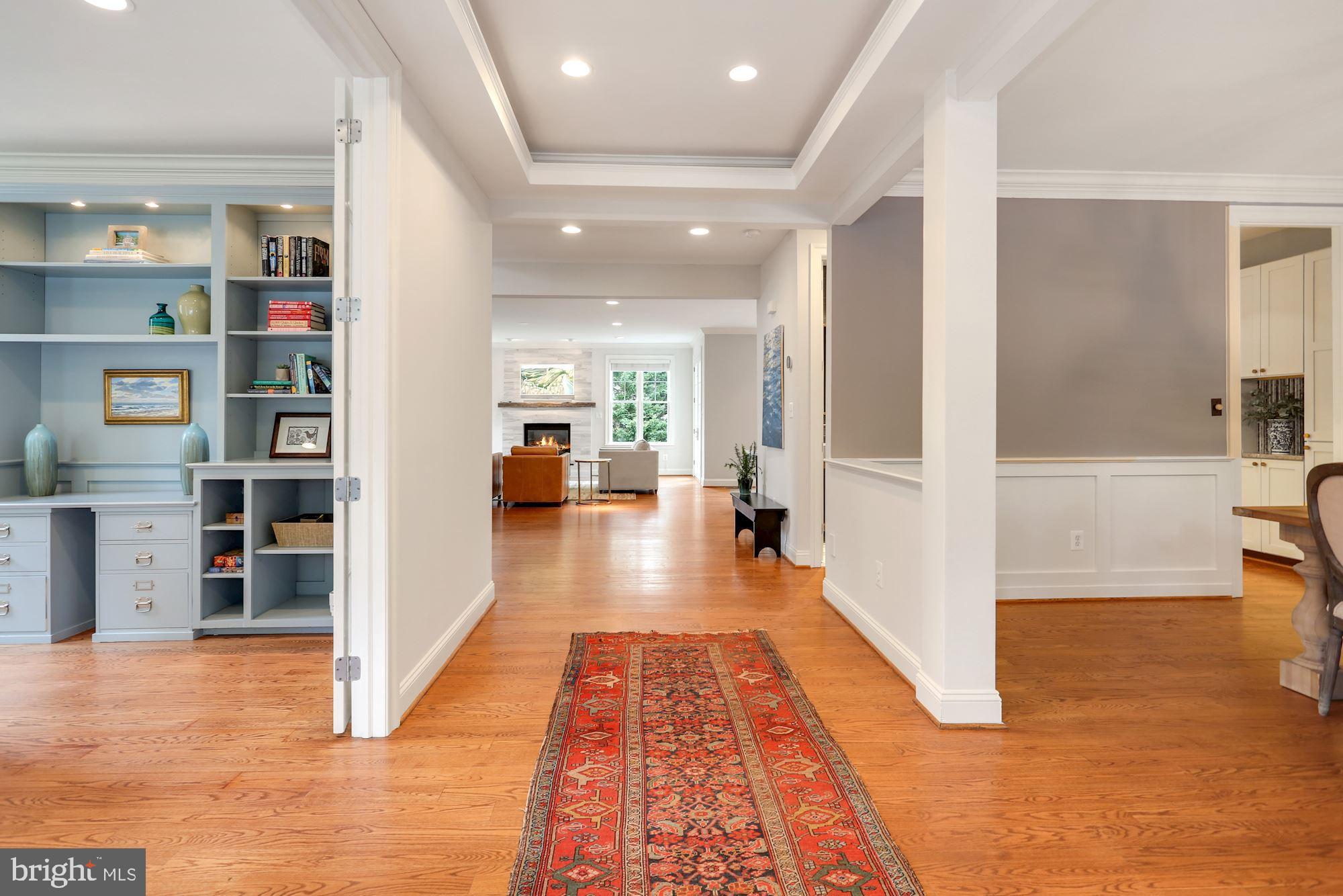 COUNTRY CLUB MANOR - Residential