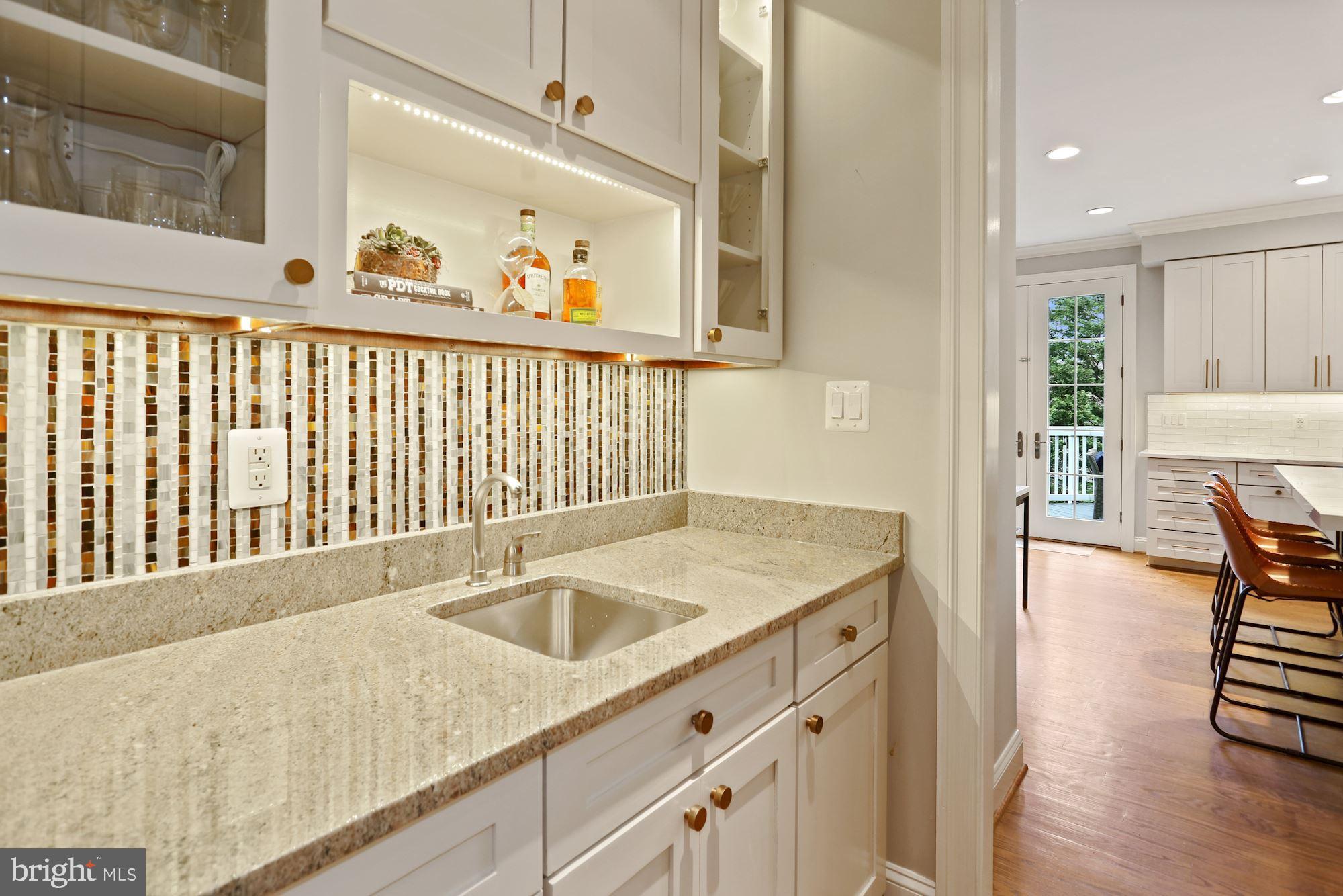 COUNTRY CLUB MANOR - Residential