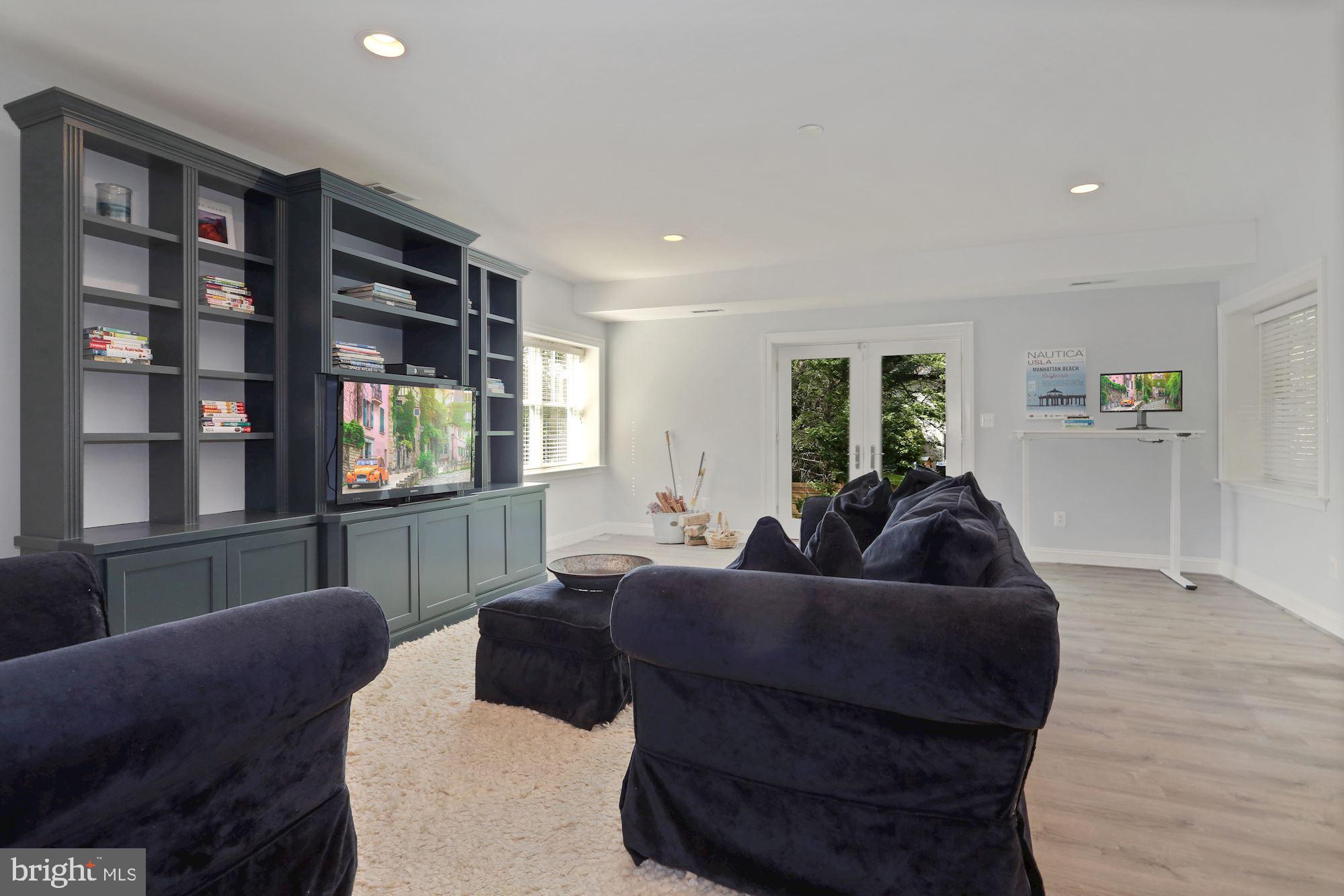 COUNTRY CLUB MANOR - Residential