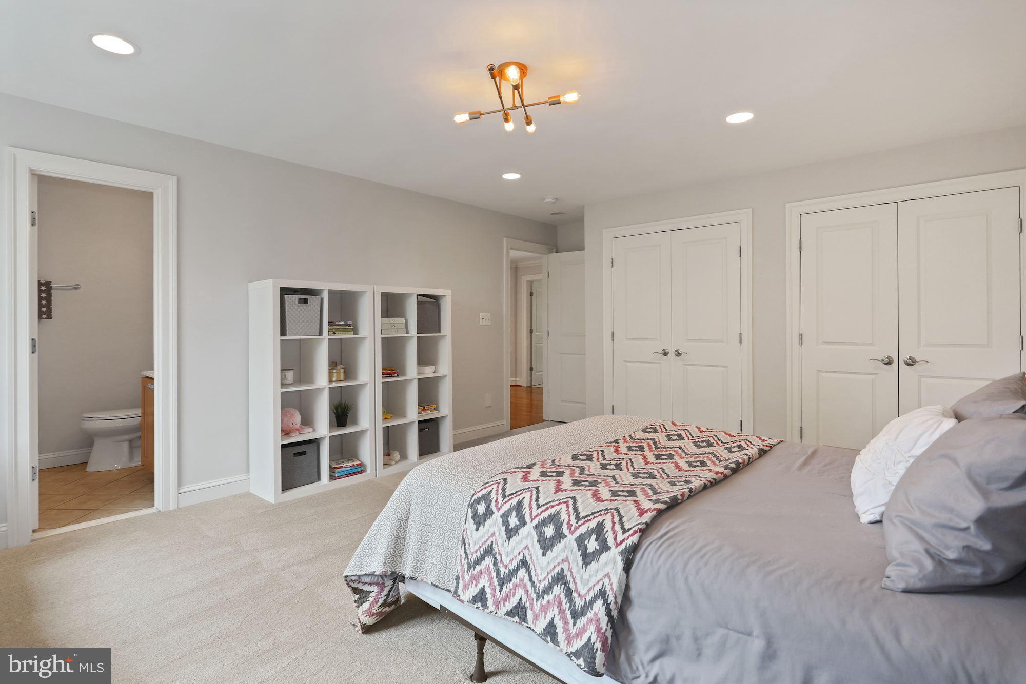 COUNTRY CLUB MANOR - Residential