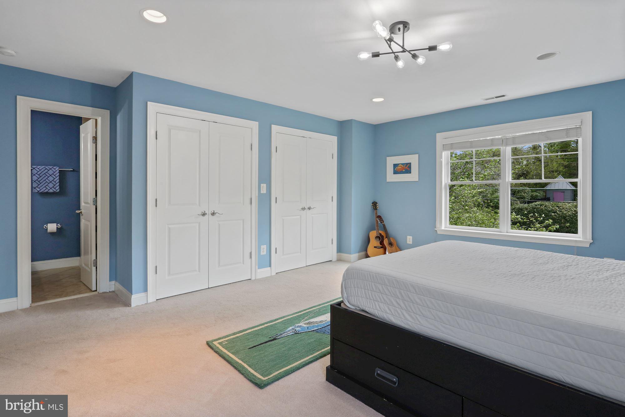 COUNTRY CLUB MANOR - Residential