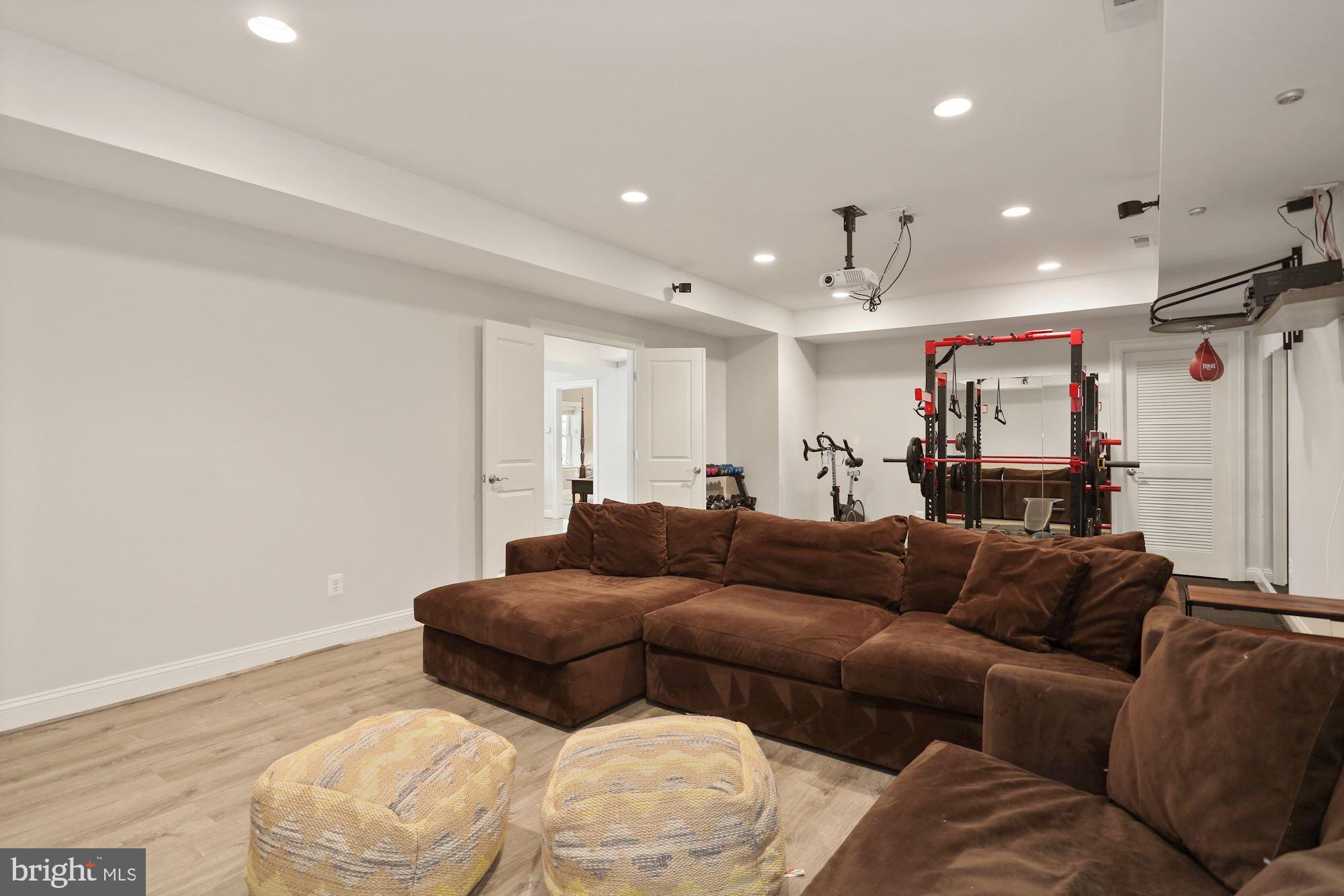 COUNTRY CLUB MANOR - Residential