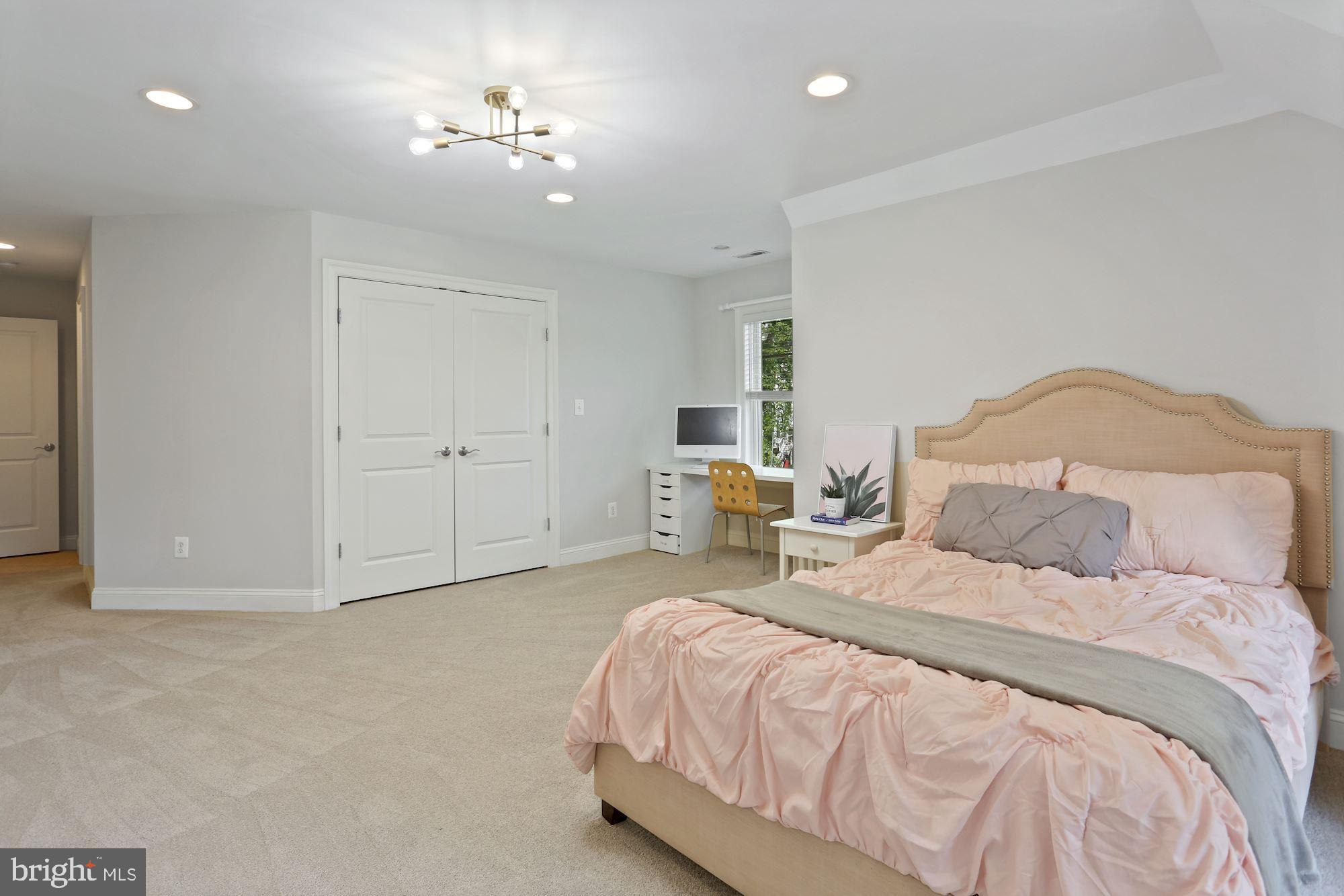 COUNTRY CLUB MANOR - Residential