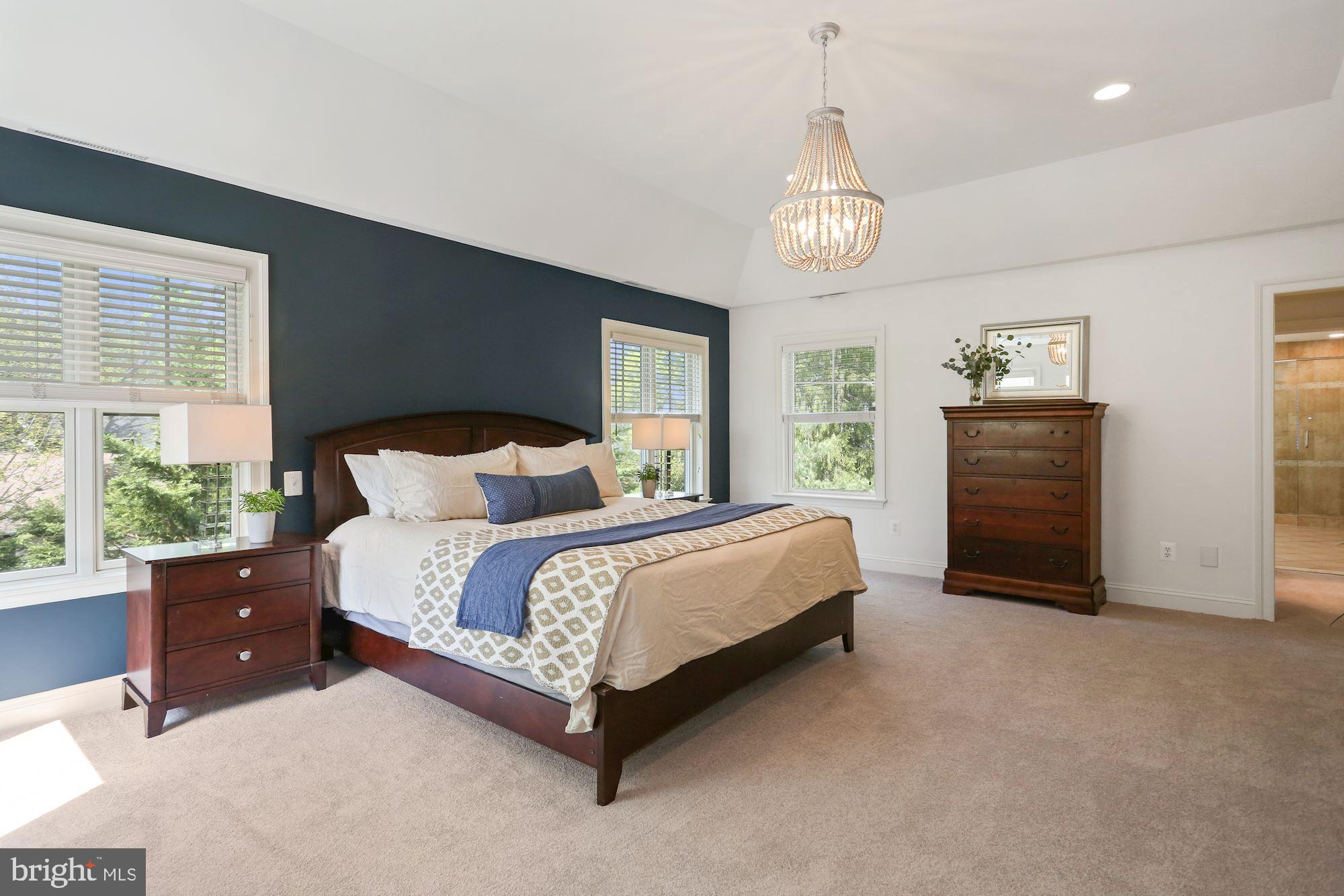 COUNTRY CLUB MANOR - Residential