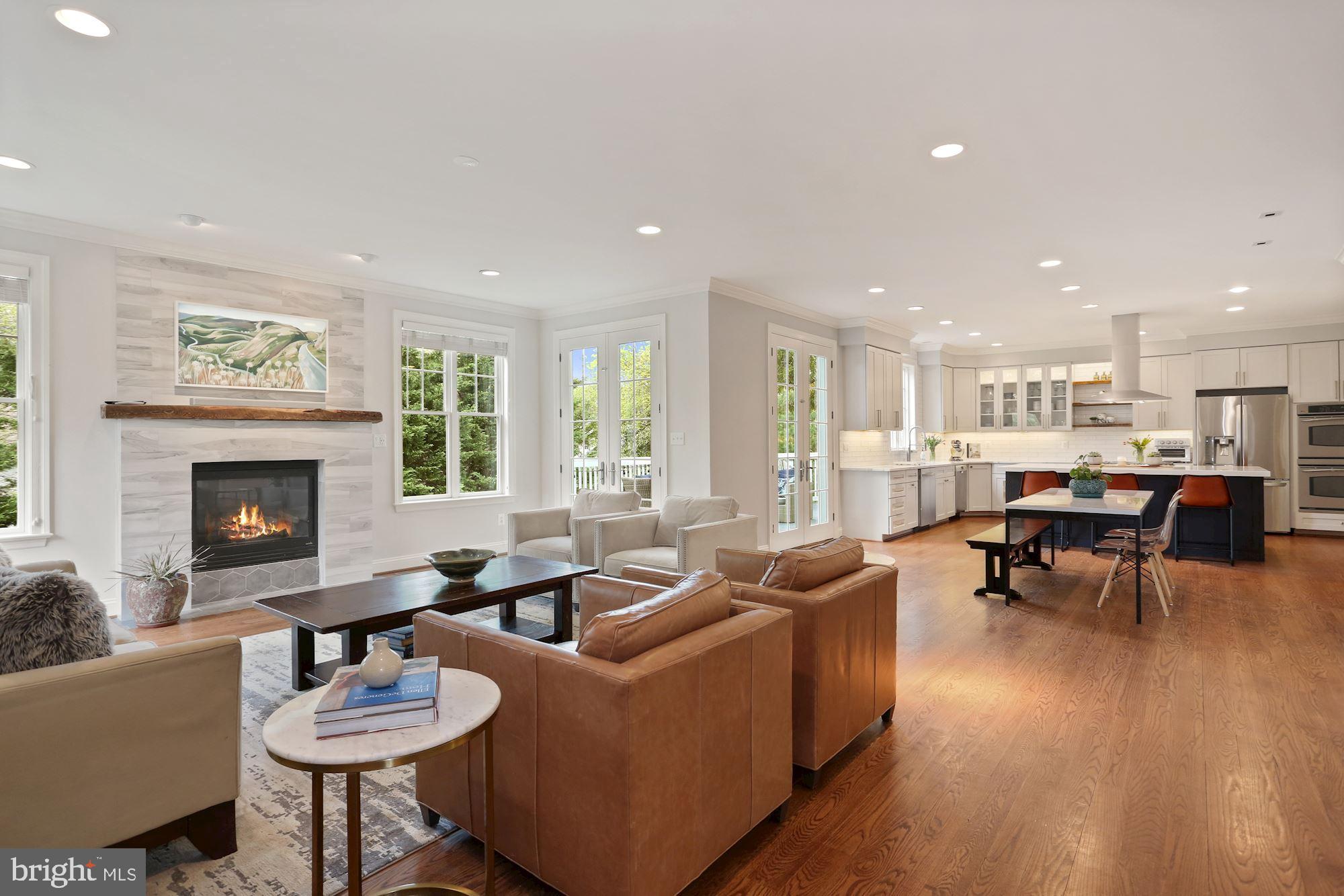 COUNTRY CLUB MANOR - Residential