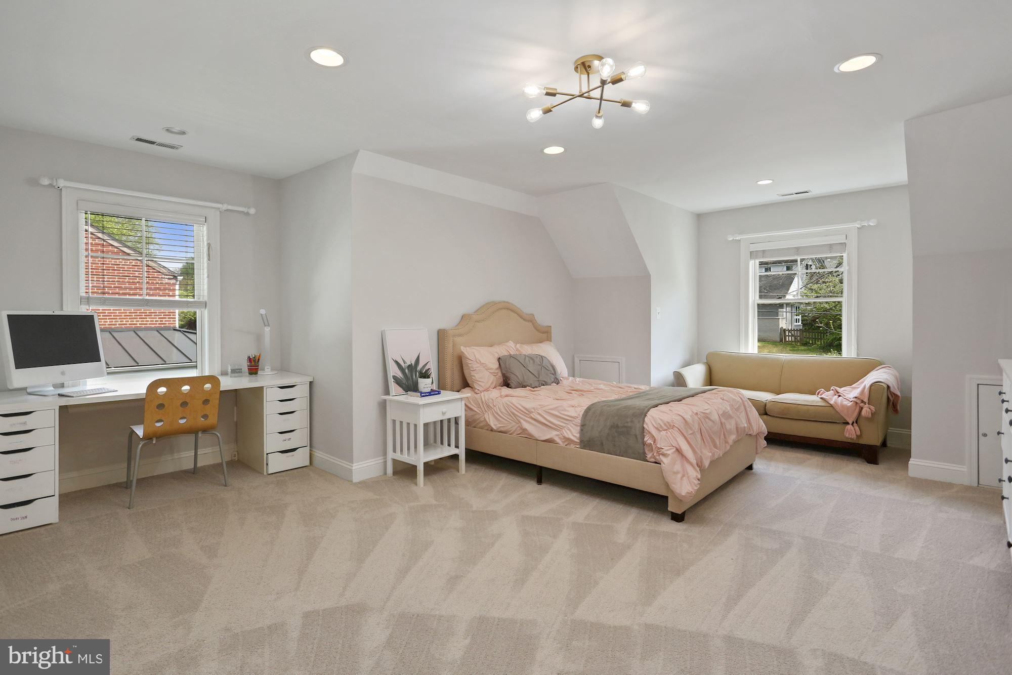 COUNTRY CLUB MANOR - Residential