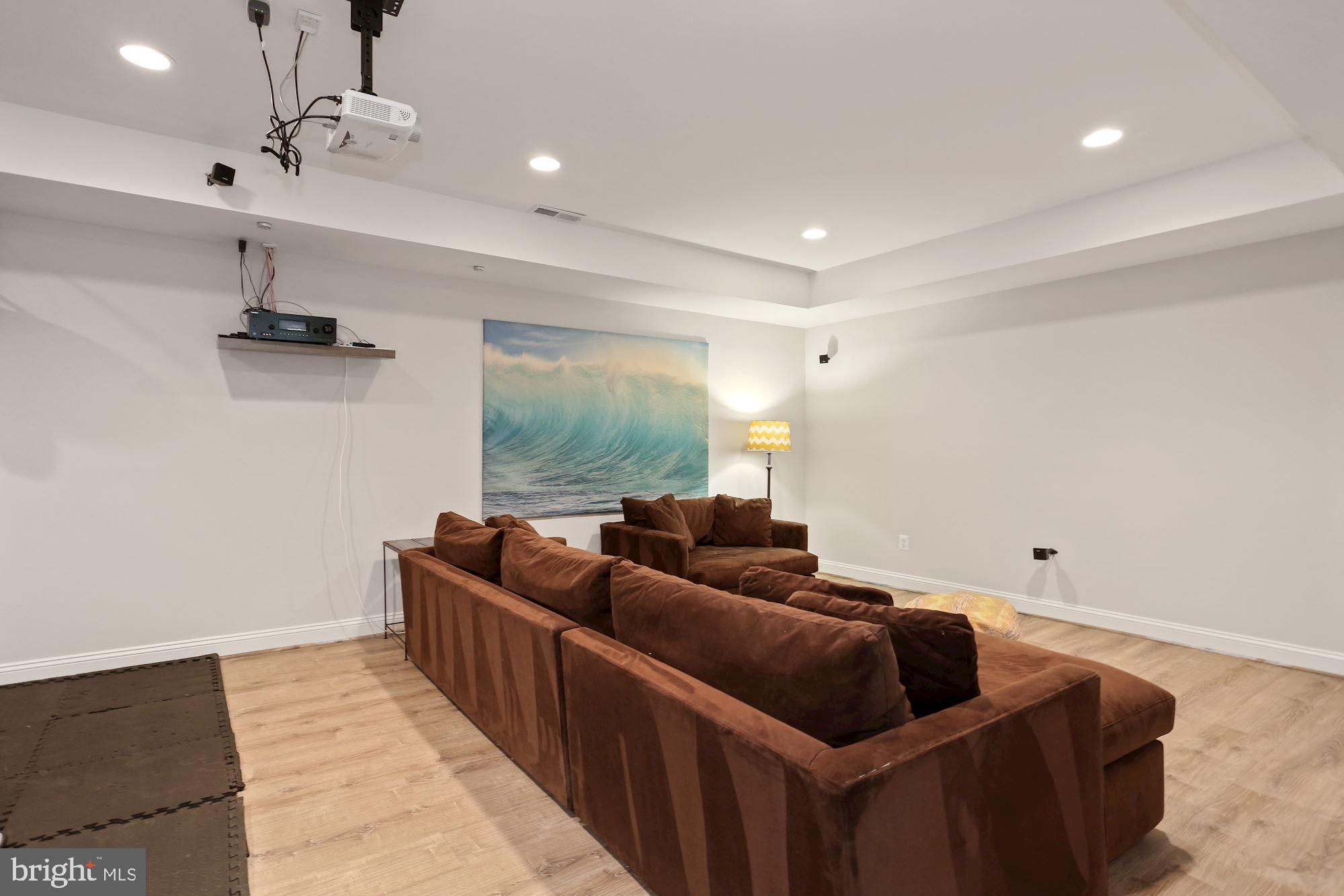 COUNTRY CLUB MANOR - Residential