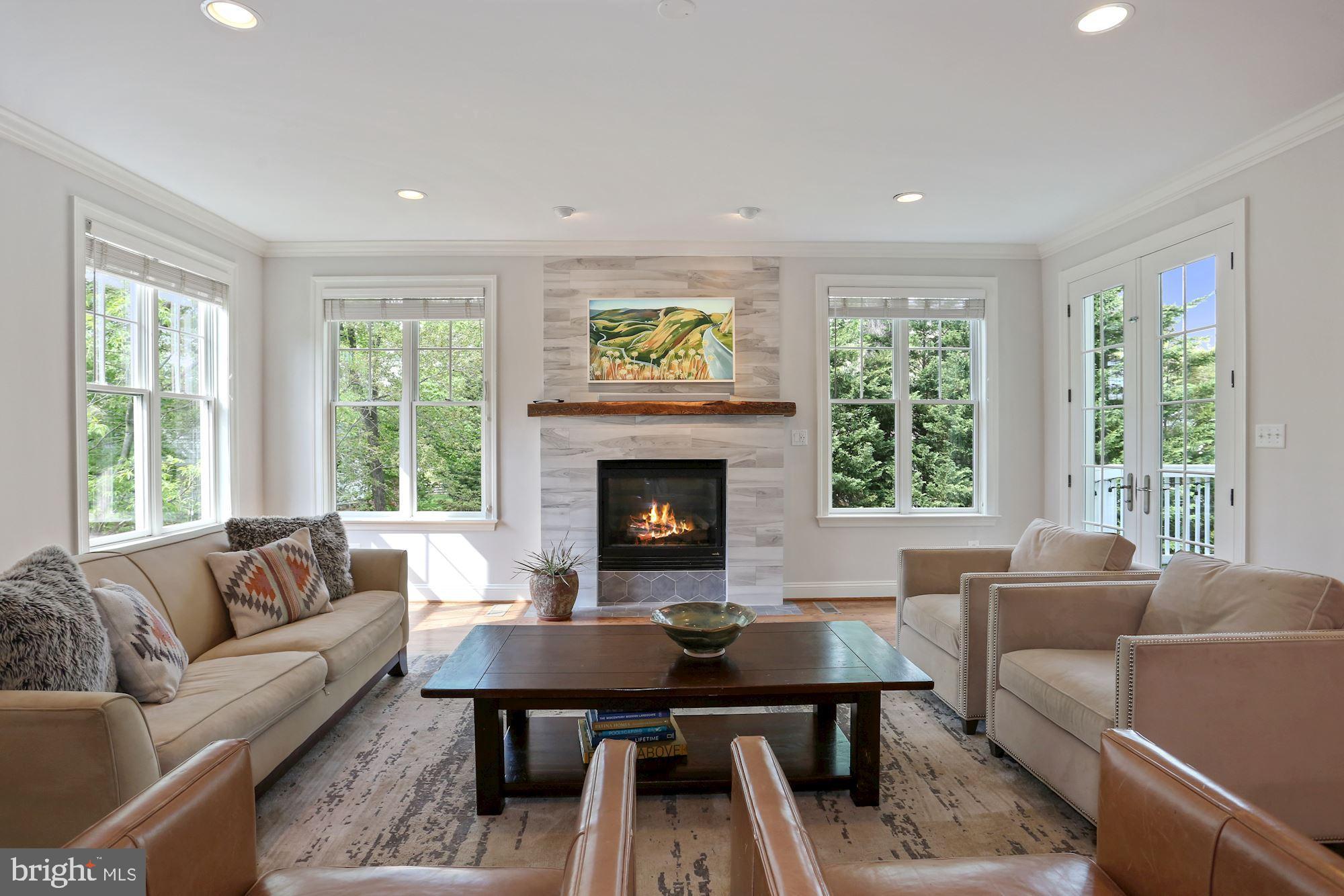 COUNTRY CLUB MANOR - Residential