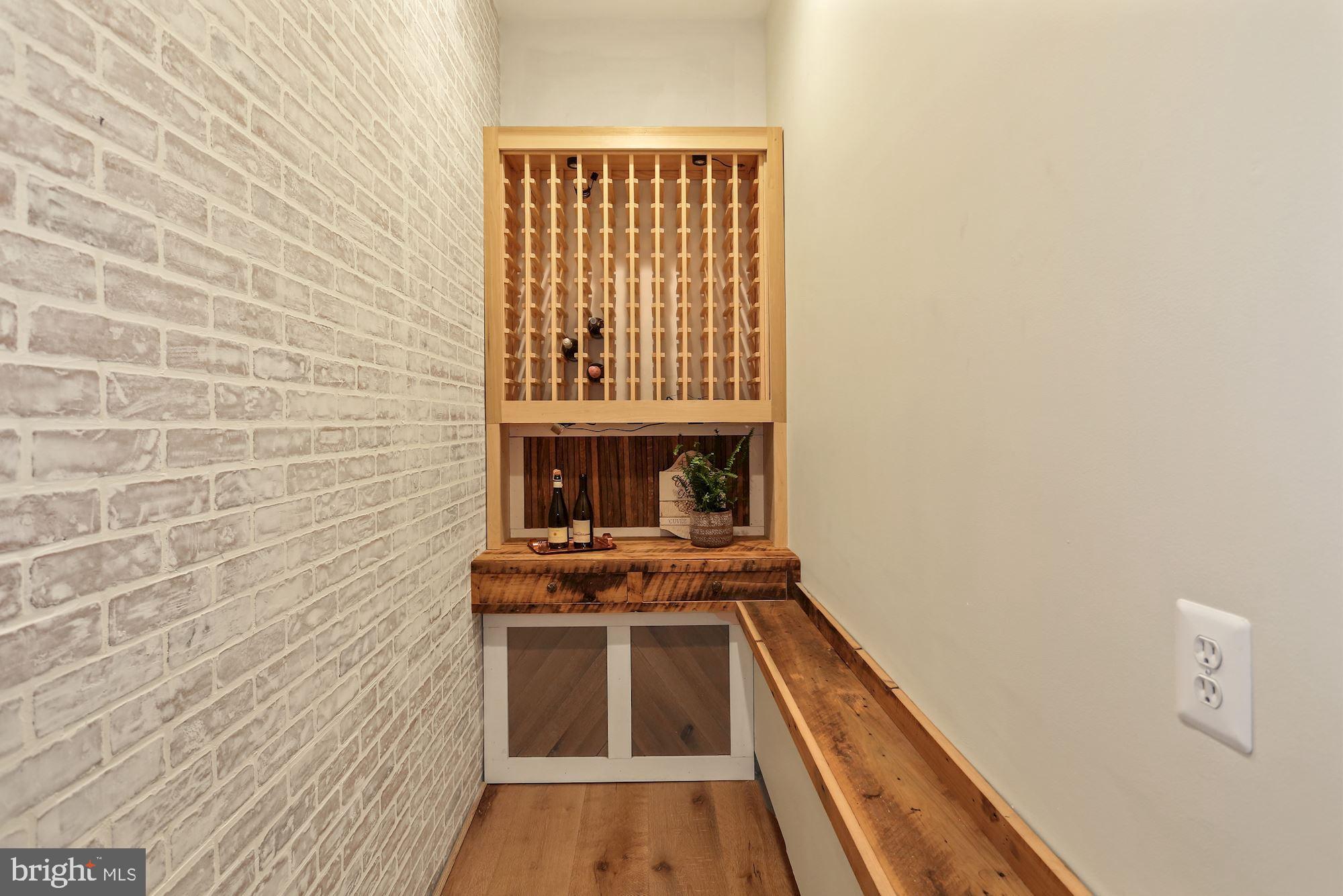 COUNTRY CLUB MANOR - Residential