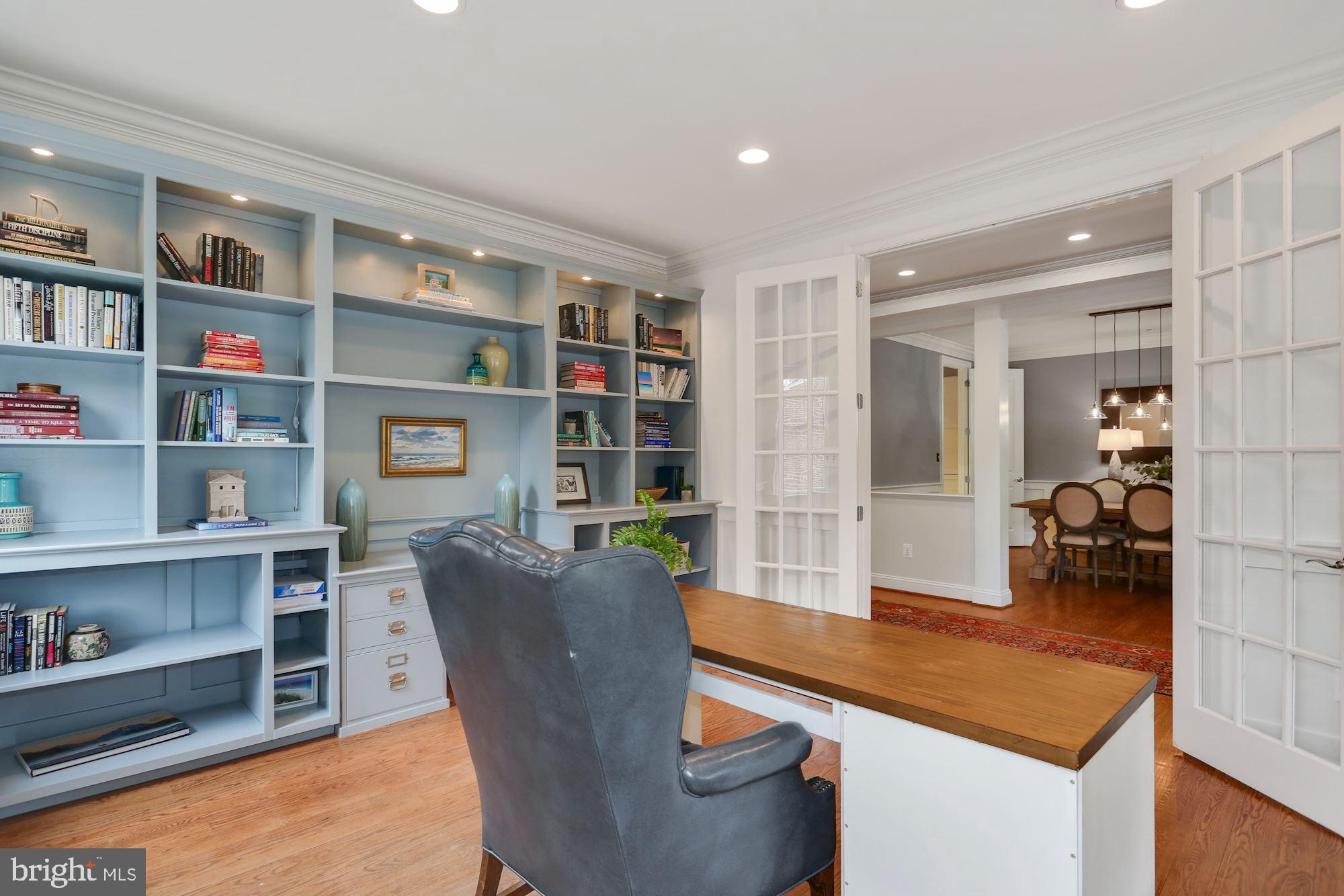 COUNTRY CLUB MANOR - Residential