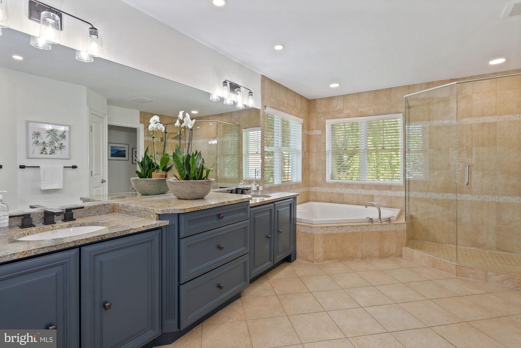 COUNTRY CLUB MANOR - Residential