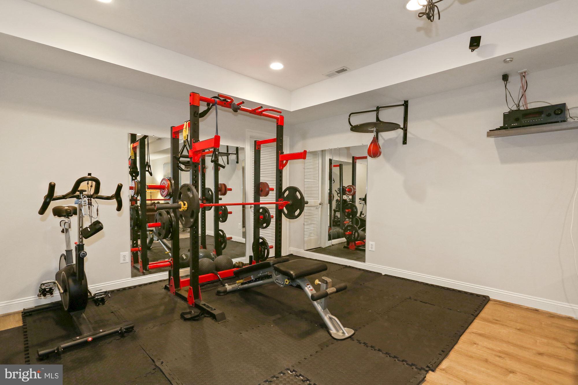 COUNTRY CLUB MANOR - Residential