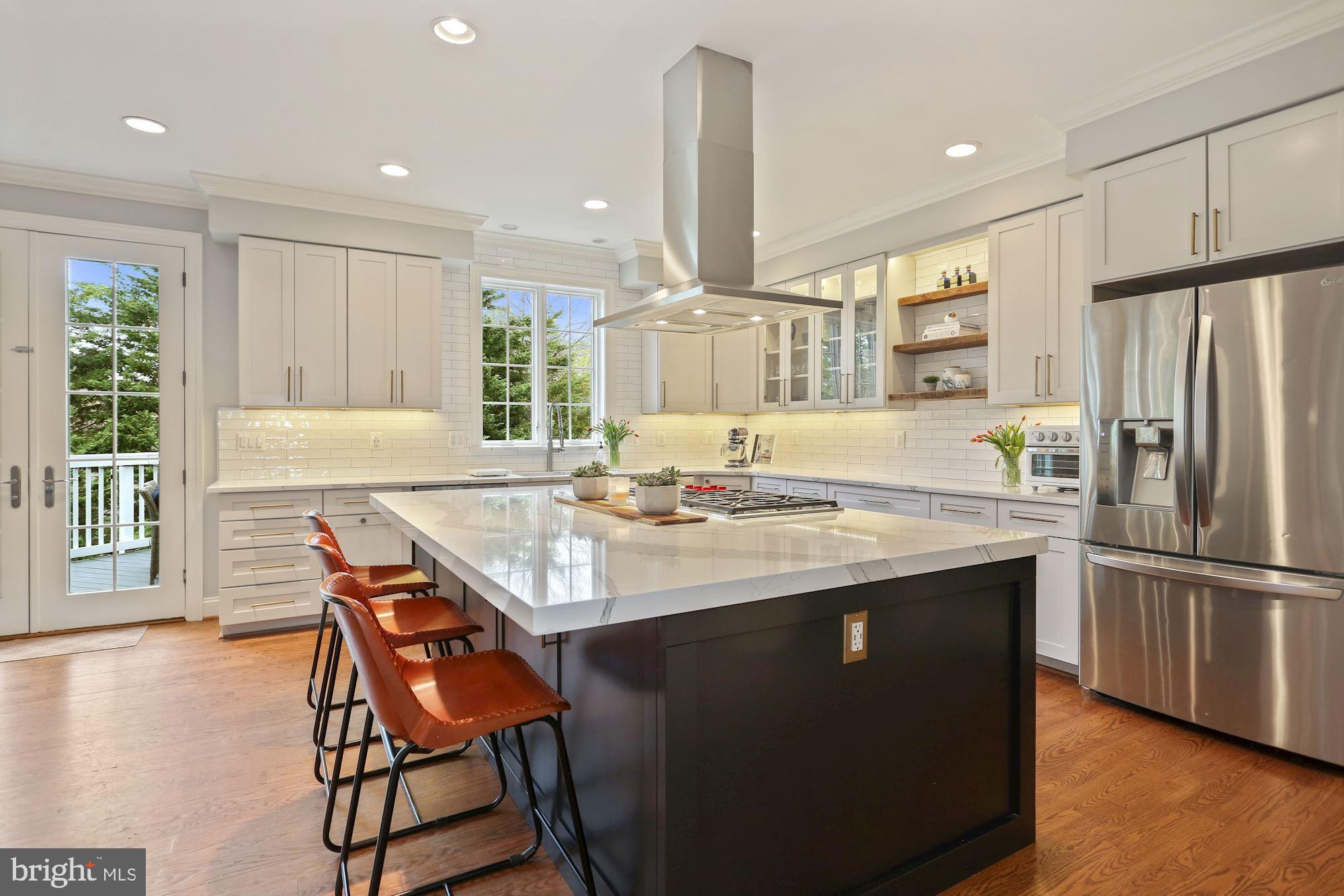 COUNTRY CLUB MANOR - Residential