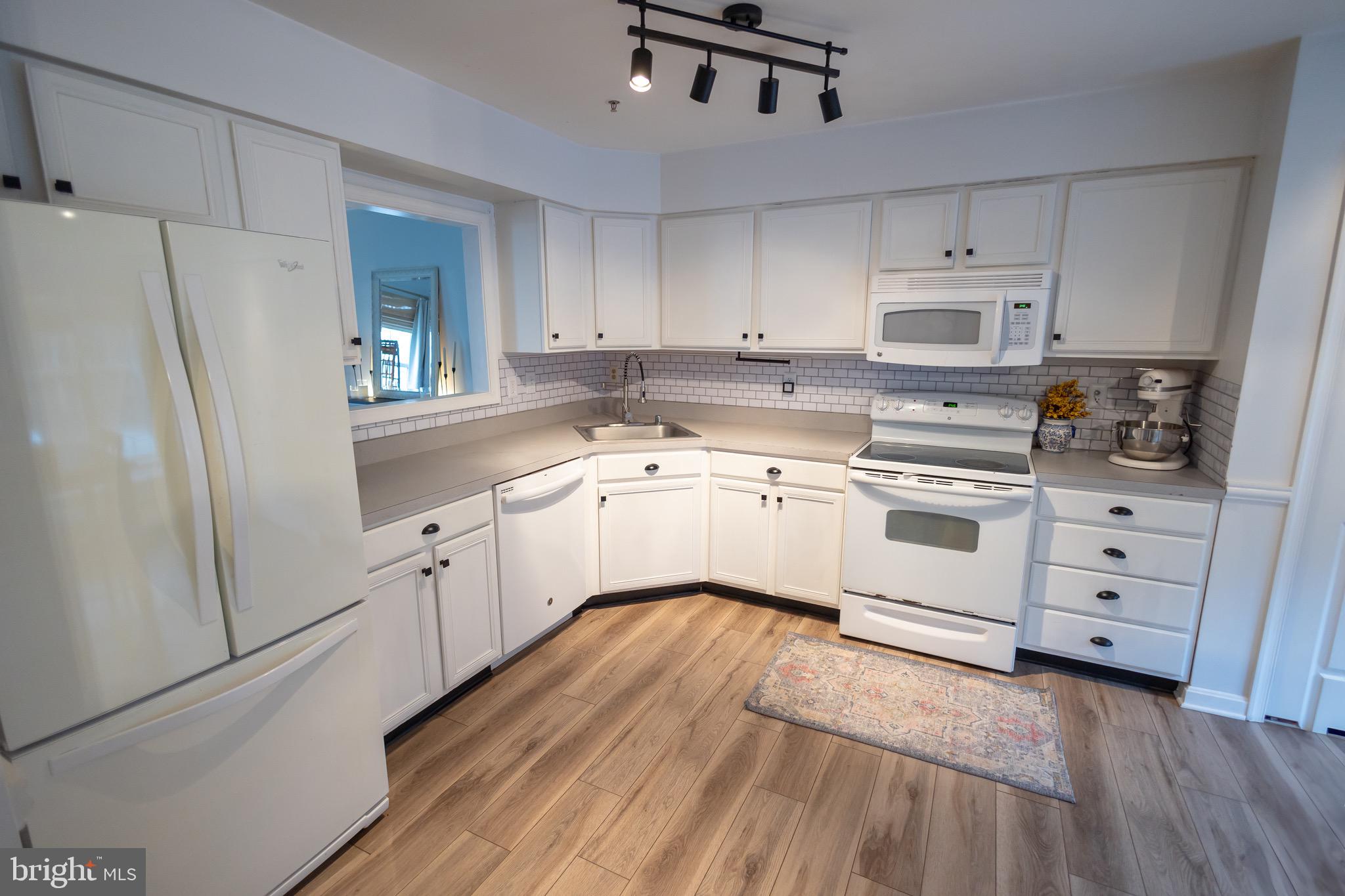 215 CREEKSIDE COMMONS COURT