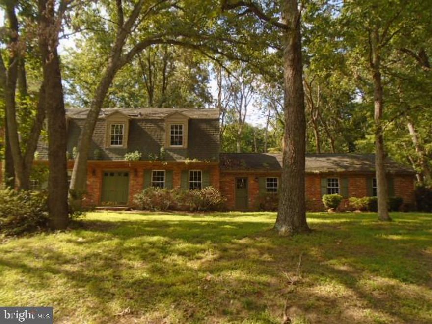 Chartwell on The Seven offers 3 levels of living space & 2 over sized side entrance garage. Main level has formal living & dining rooms. Kitchen has Island and lots of cabinet space. Breakfast room , family room  and den with laundry and full bath off kitchen. Family room leads to 3 season sun room that backs to trees. Upper level has owners suite with private bath and 2 more bedrooms with full bath. Lower level is finished with a club room , storage and utility area. Agents see documents on this listing for all contract details and agent remarks.