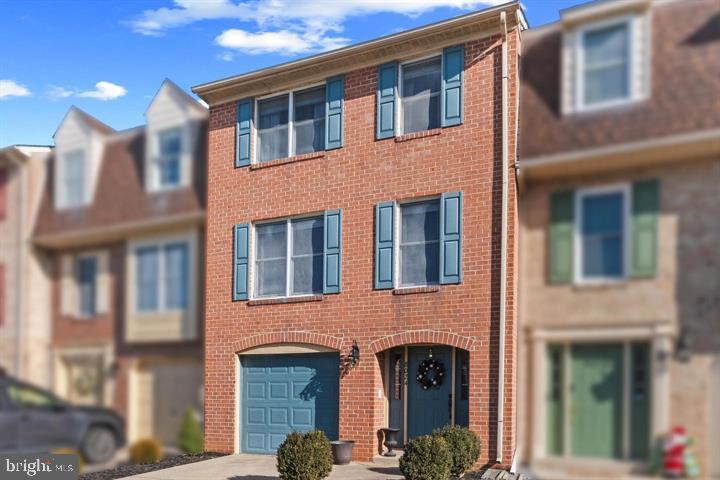 LEASING REQ. $80 k + Income | Credit Score Above 680 | No History of Non-Payment History or Evictions | Security Deposit Due at Approval; 1st Month Rent Due at Lease Signing.
Welcome home! This beautiful townhome is move-in ready! At the prestigious Waterside community with playground. Pool. park .... close to everything!